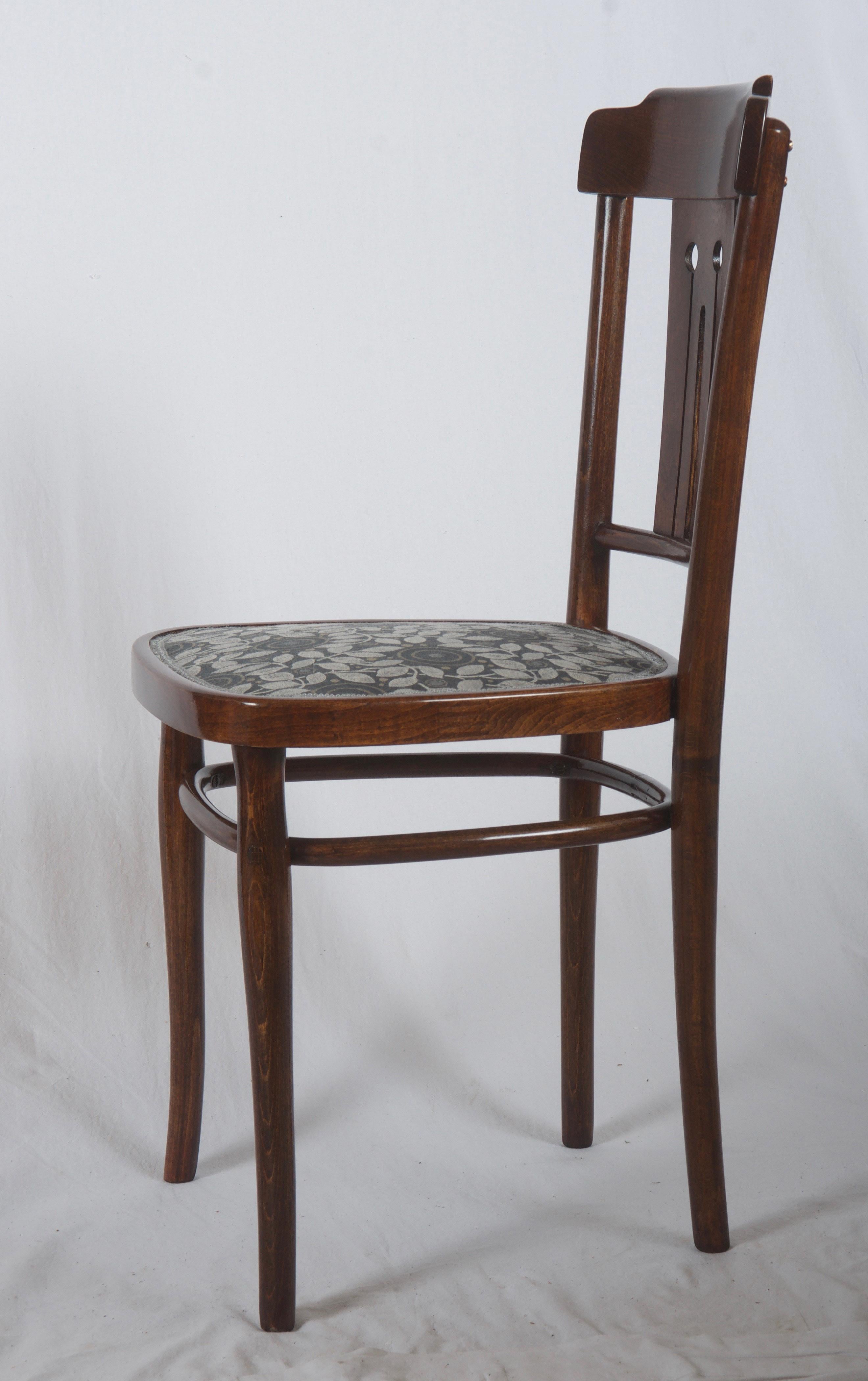 Ensemble de quatre chaises de salle à manger Art Nouveau en bois cintré Excellent état - En vente à Vienna, AT