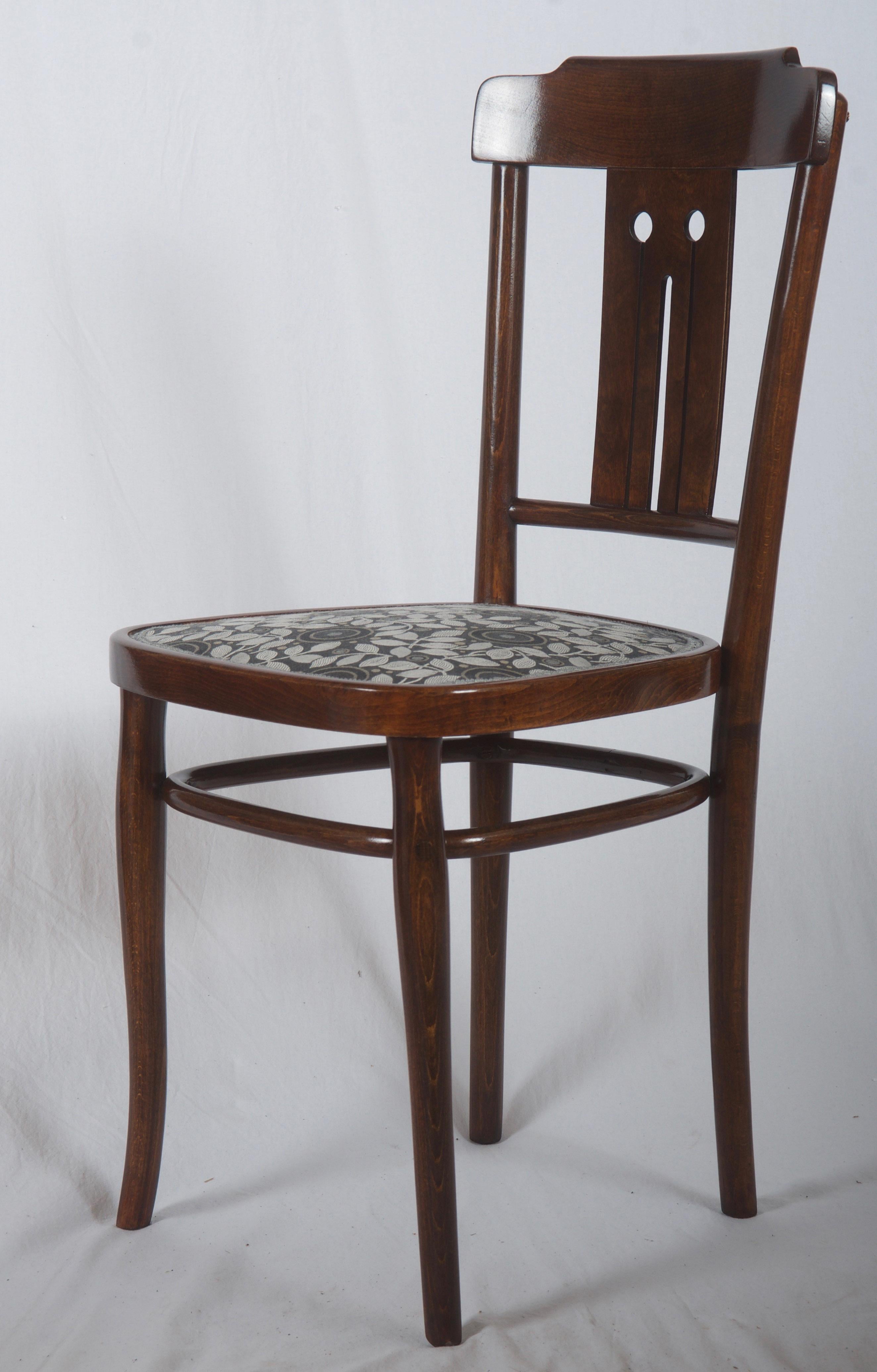 Début du 20ème siècle Ensemble de quatre chaises de salle à manger Art Nouveau en bois cintré en vente