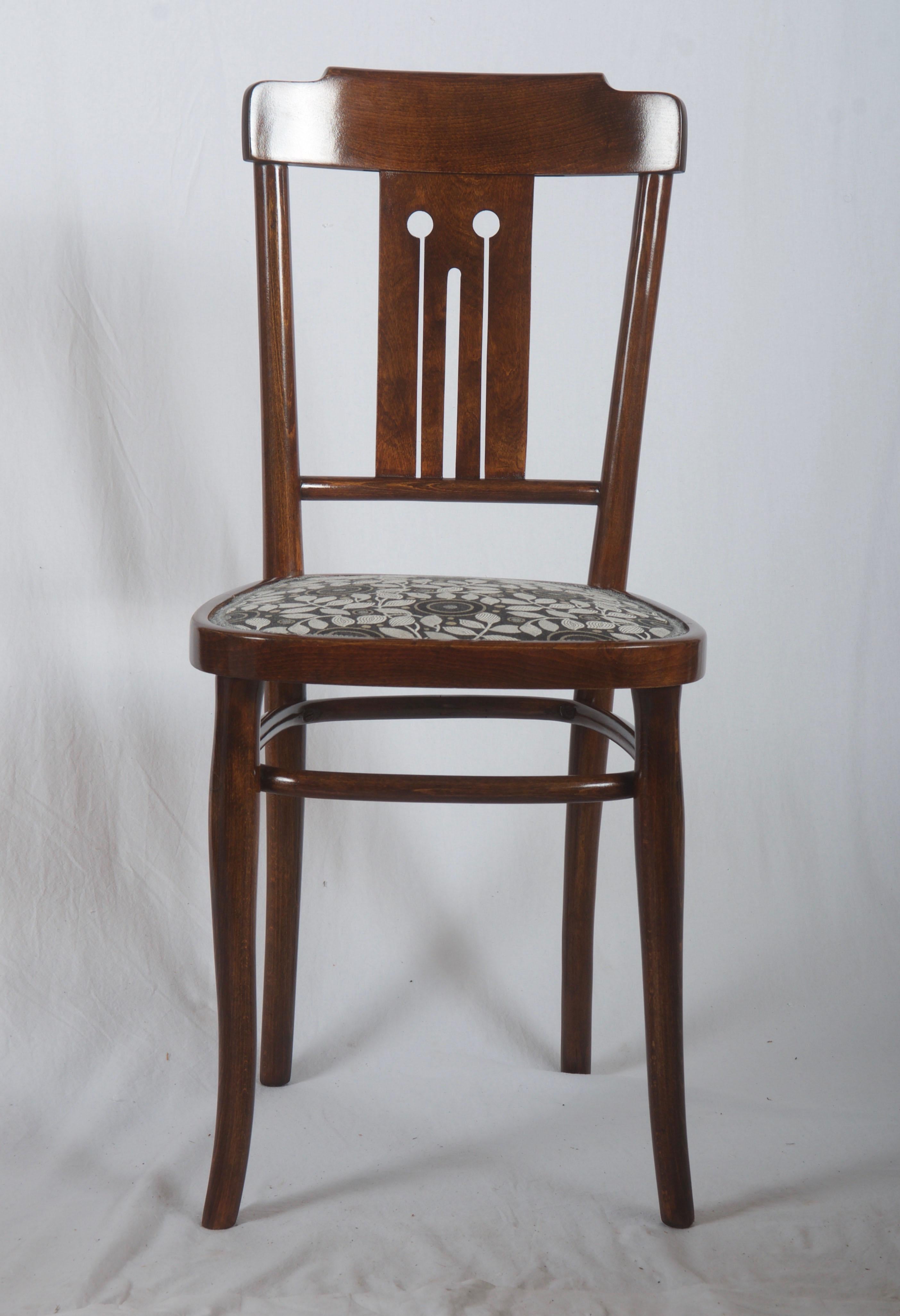 Tissu d'ameublement Ensemble de quatre chaises de salle à manger Art Nouveau en bois cintré en vente