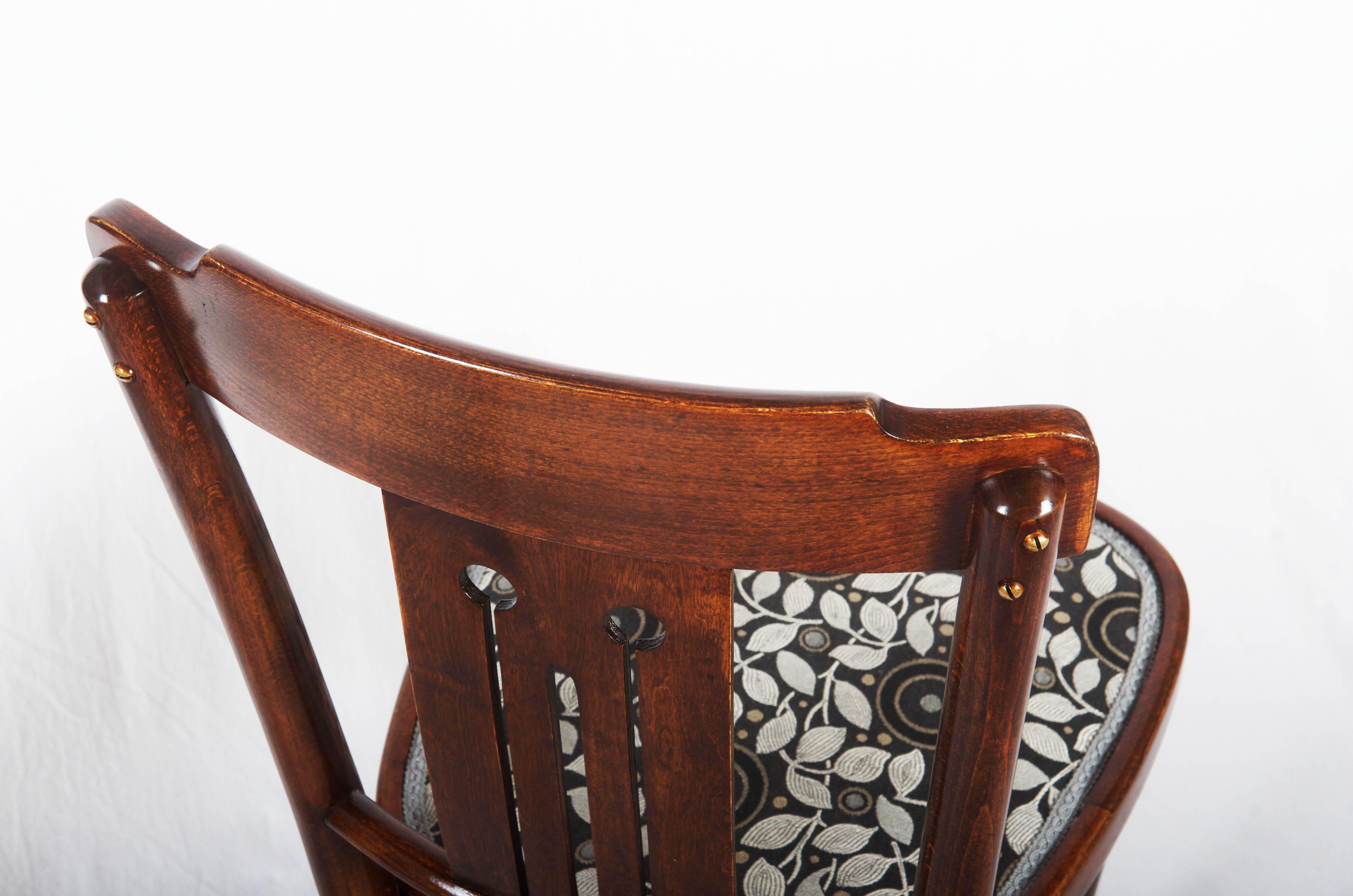 Ensemble de quatre chaises de salle à manger Art Nouveau en bois cintré en vente 1