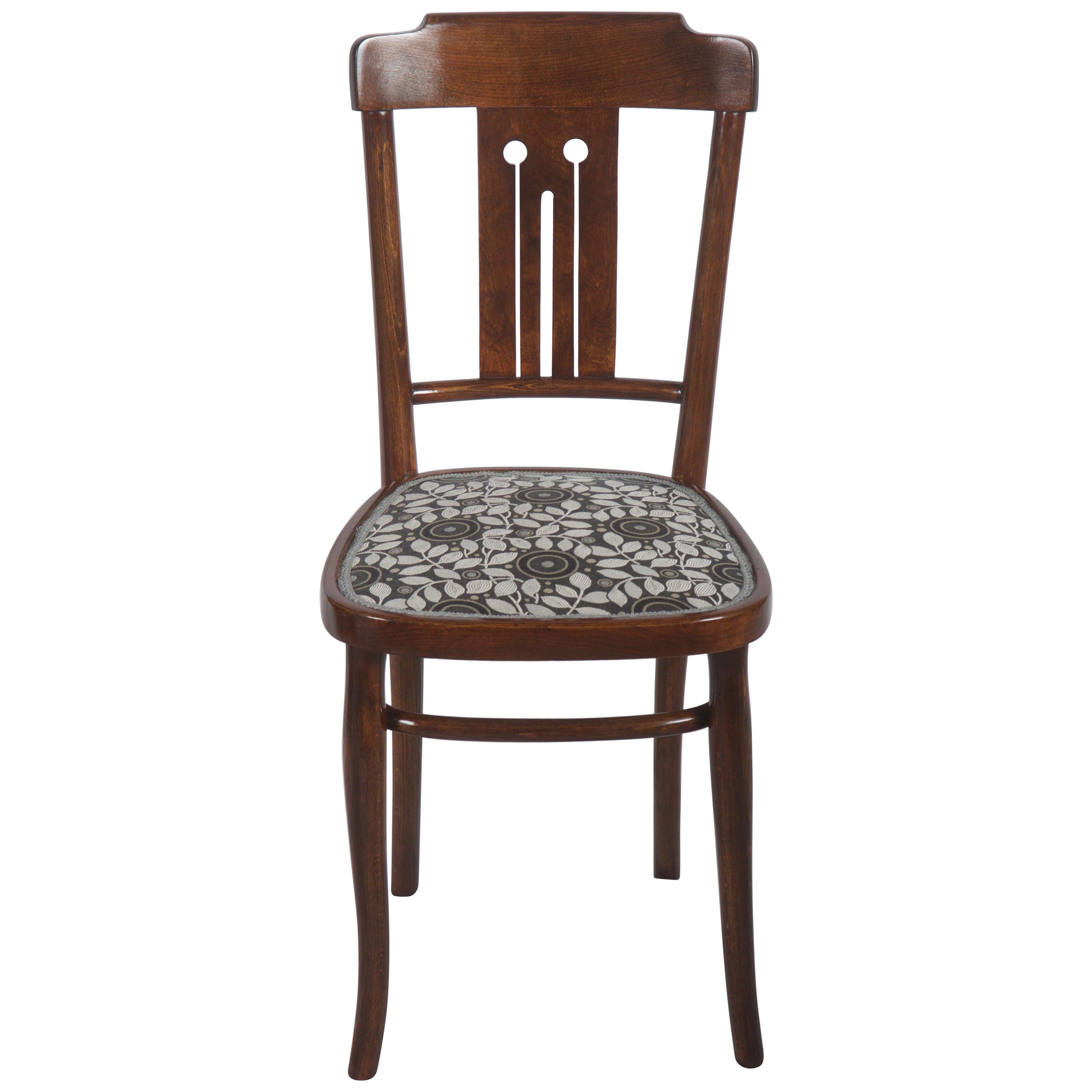 Ensemble de quatre chaises de salle à manger Art Nouveau en bois cintré en vente