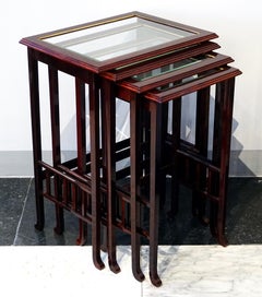 Lot de quatre tables d'appoint emboîtables de style Art nouveau, avec inserts en verre et en laiton, Vienne, 1900