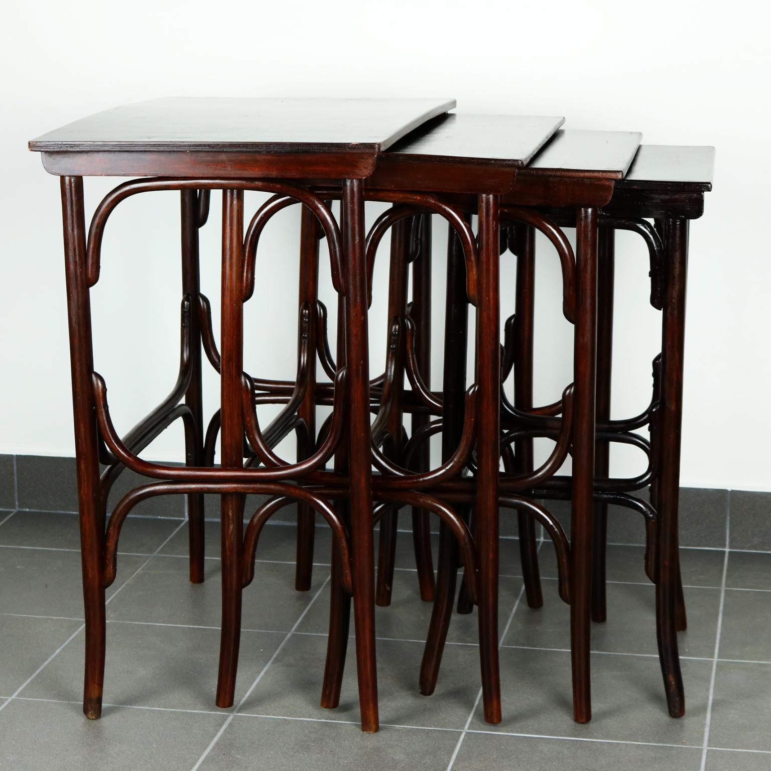 Ensemble de 4 tables gigognes Art Nouveau ou tables Quartetto de Thonet Wien, modèle no. 10, vers 1905.
  