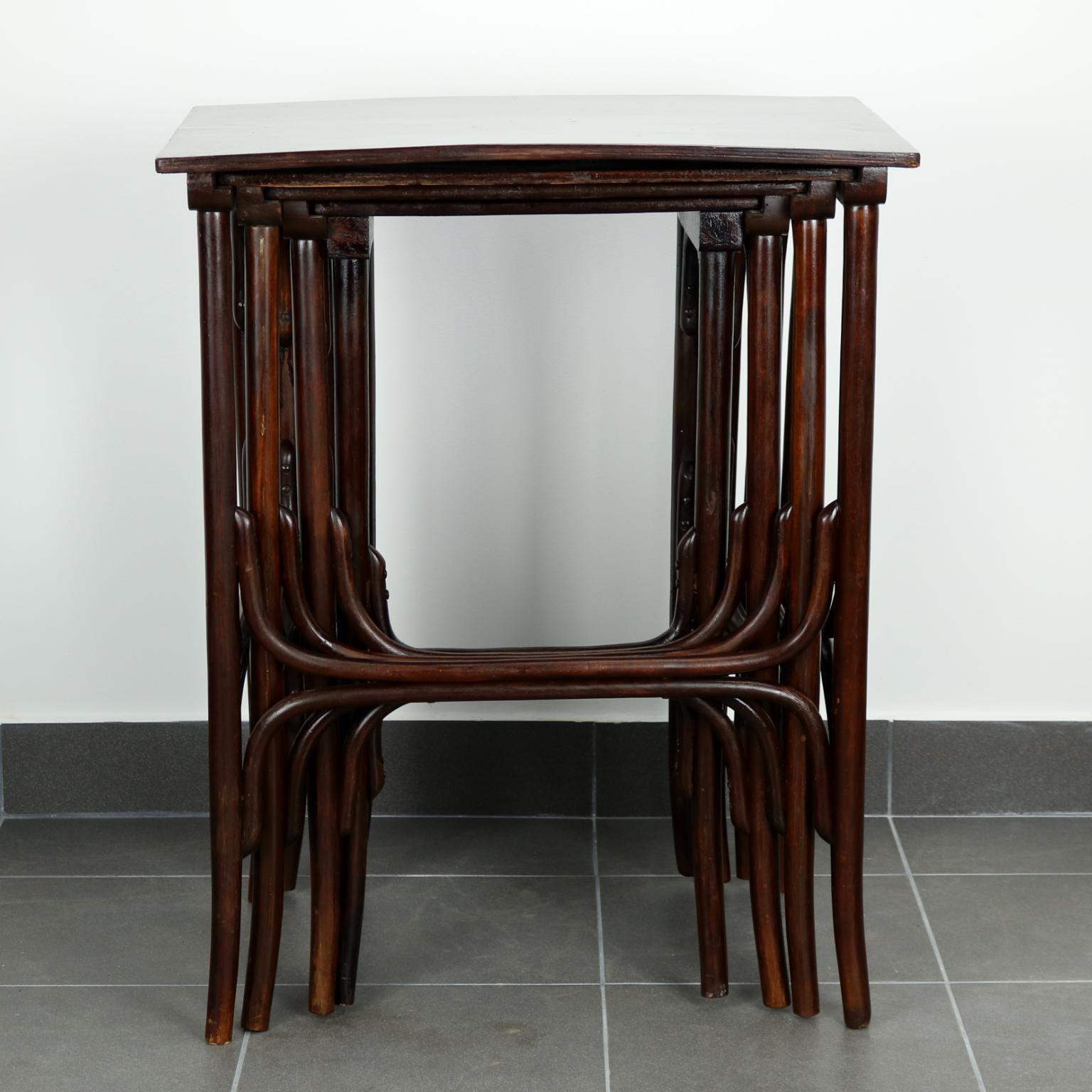 Autrichien Ensemble de quatre tables gigognes Art Nouveau n° 10 de Thonet, datant d'environ 1900 en vente