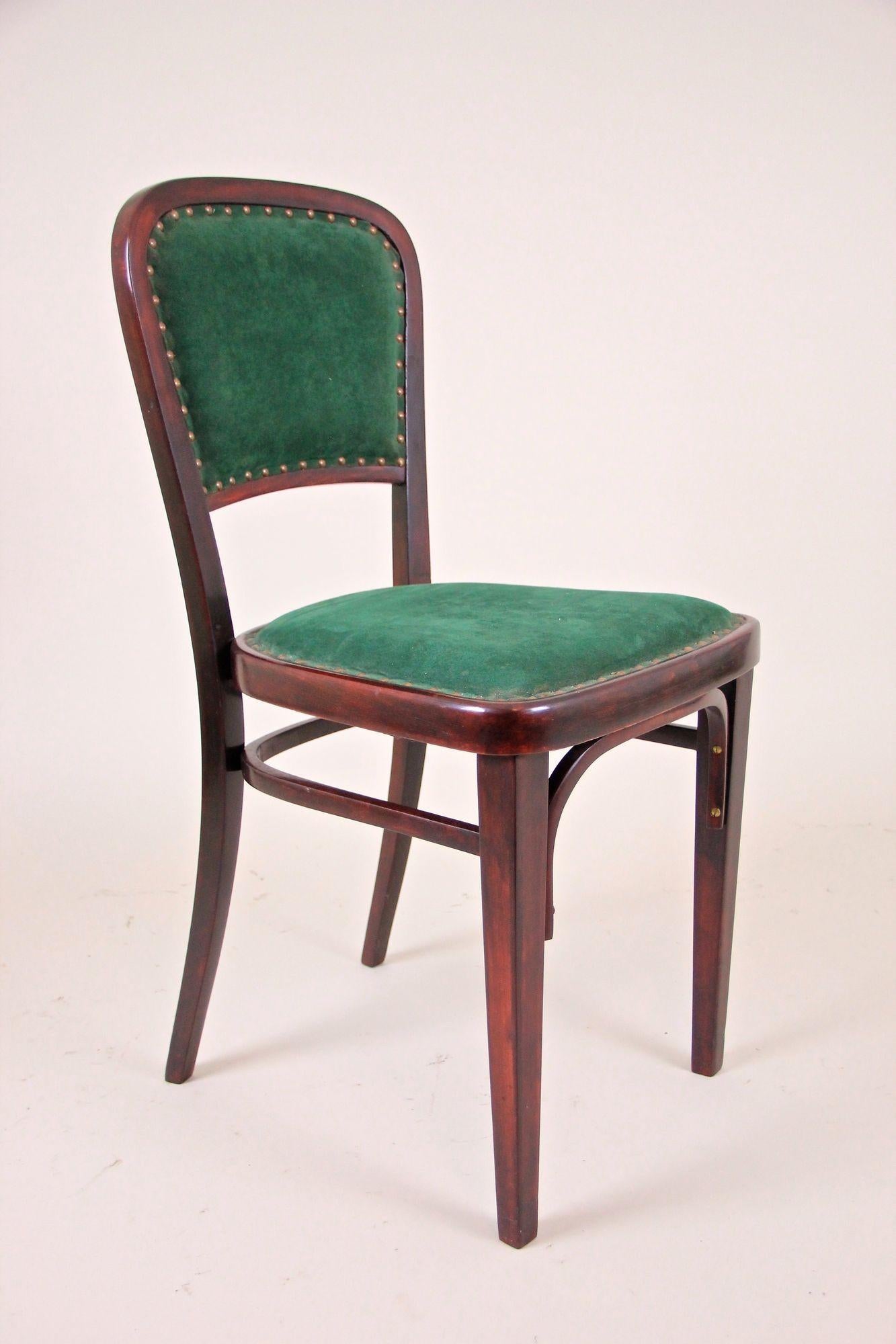 Fantastico set di quattro sedie Thonet del periodo Art Nouveau intorno al 1910 in Austria. Queste sedie uniche sono state disegnate dal famoso architetto austriaco Marcel Kammerer per Thonet. Realizzate in legno curvo pregiato e rifinite in una