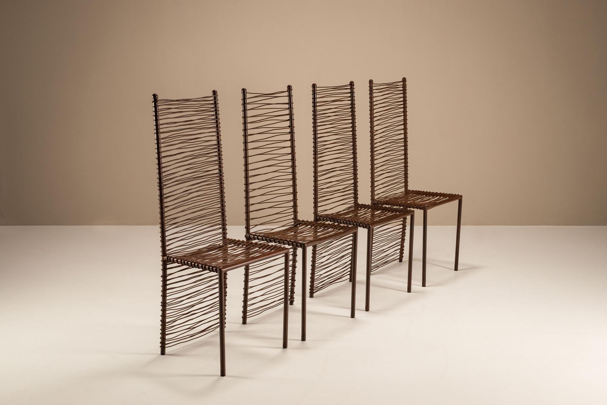 Forgiato con un ritmo scultoreo, questo set di quattro sedie da pranzo con schienale alto cattura uno spirito artigianale unico che affonda le sue radici nella tradizione francese della lavorazione del ferro.

Design
Ogni sedia è realizzata