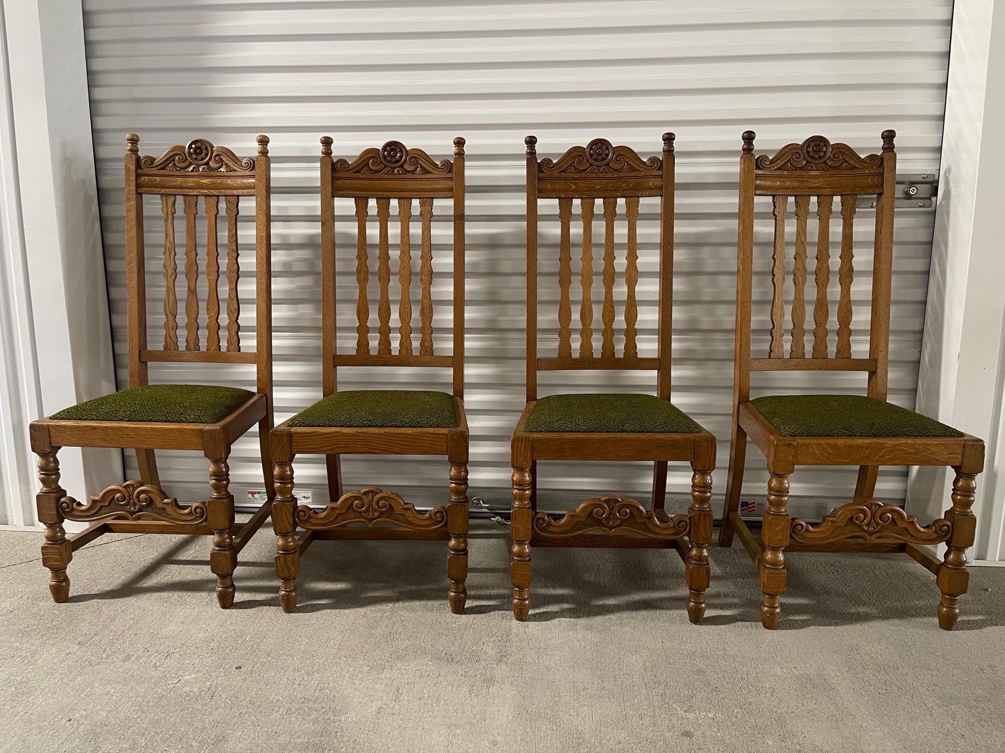 Juego de cuatro sillas de comedor Arts & Craft de roble con respaldos de celosía, finales del siglo XIX Artes y manualidades en venta