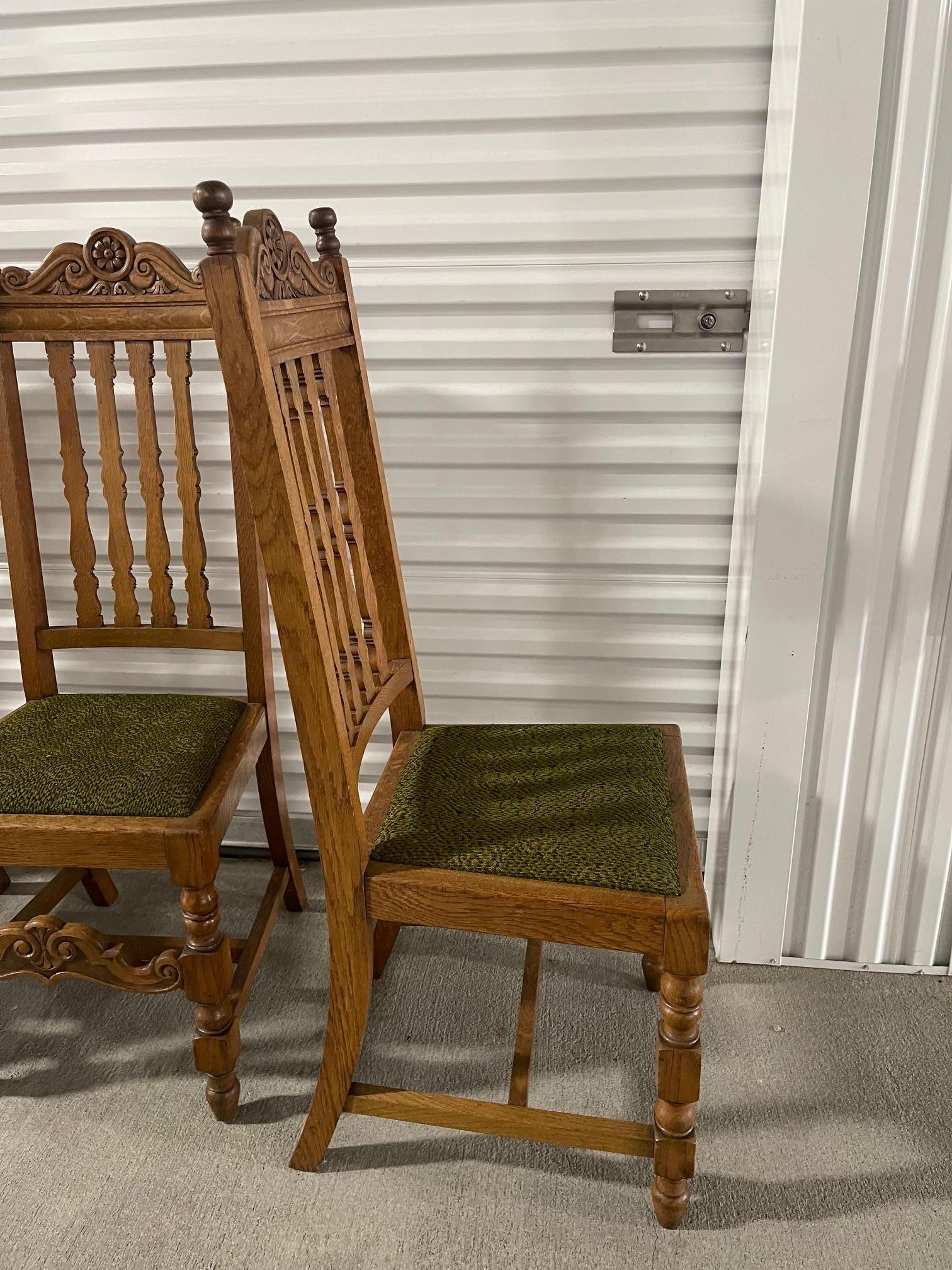 Juego de cuatro sillas de comedor Arts & Craft de roble con respaldos de celosía, finales del siglo XIX en venta 3
