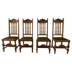 Ensemble de quatre chaises de salle à manger en chêne Arts & Craft avec dossiers en treillis, fin du 19e siècle