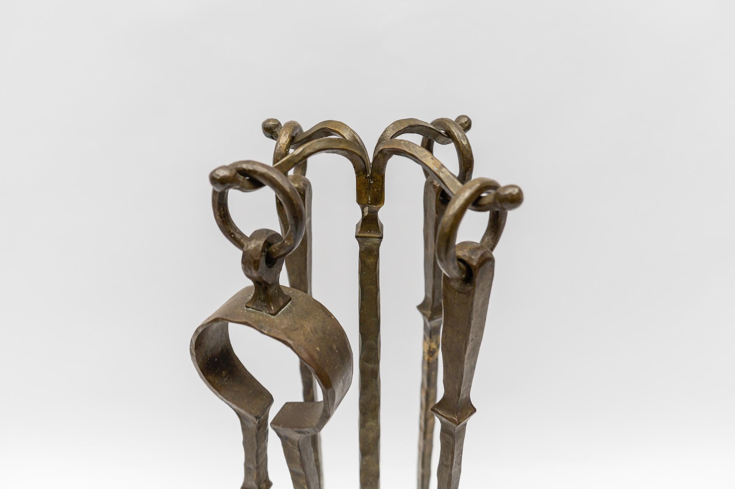 Set of Four Arts & Crafts Hand-Forged Iron Fire Utensils on a Matching Stand In Good Condition For Sale In Nürnberg, Bayern