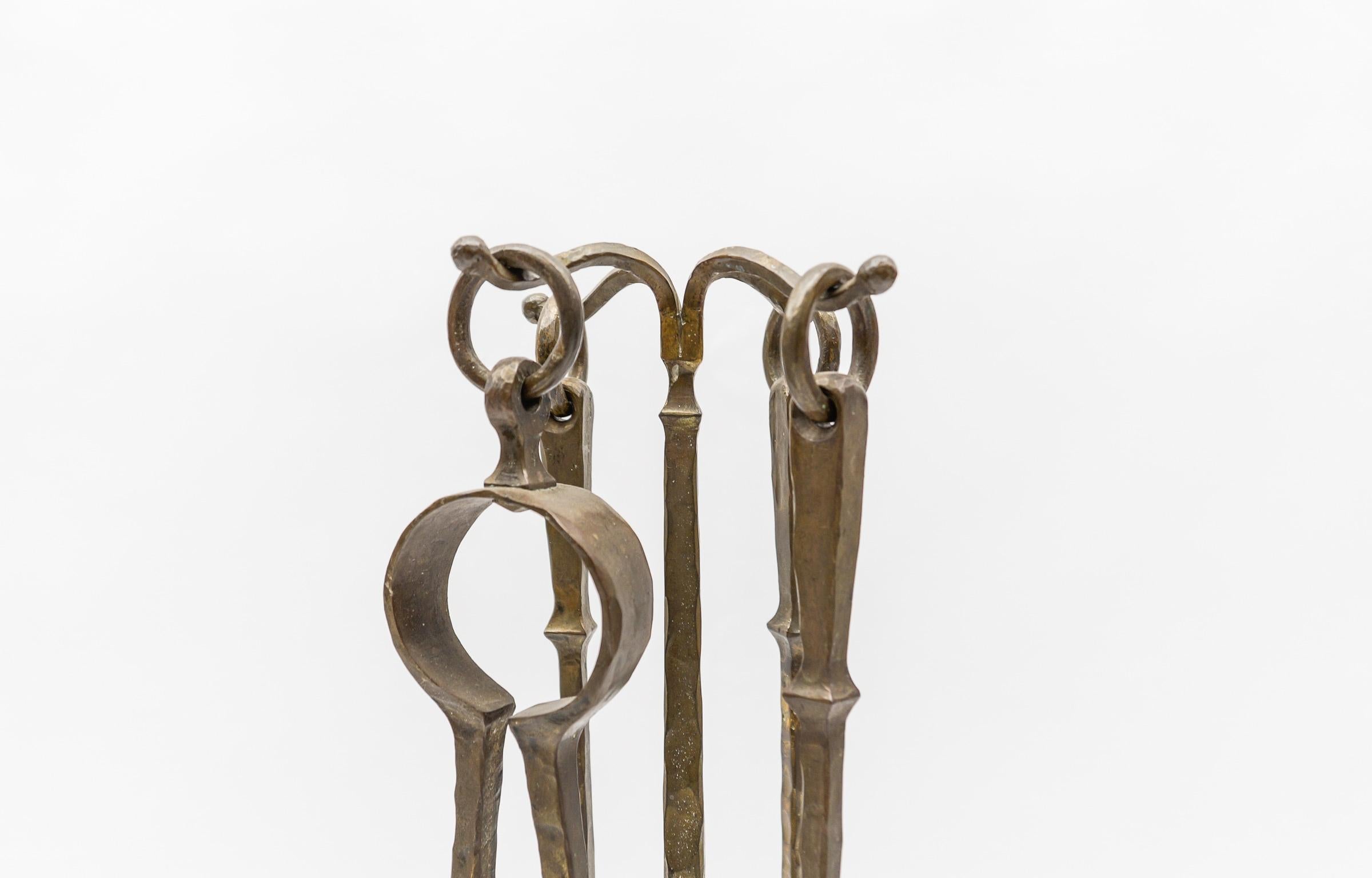Satz von vier handgeschmiedeten Feuerutensilien aus Eisen mit passendem Stand (Arts & Crafts) (Frühes 20. Jahrhundert) im Angebot