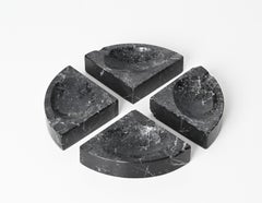 Set von 4 Aschenbechern aus schwarzem Marmor von Angelo Mangiarotti, Italien, 1970er Jahre