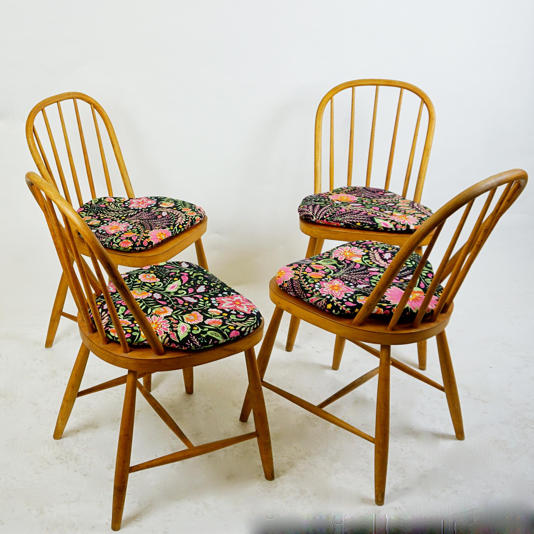 This charming and comfortable set of four Windsor chairs were designed by Josef Frank circa 1930, Vienna, for Haus & Garten.
They seem having been executed in the 1930s in Czech Republic as they have old original Czech labels on the underside. Their