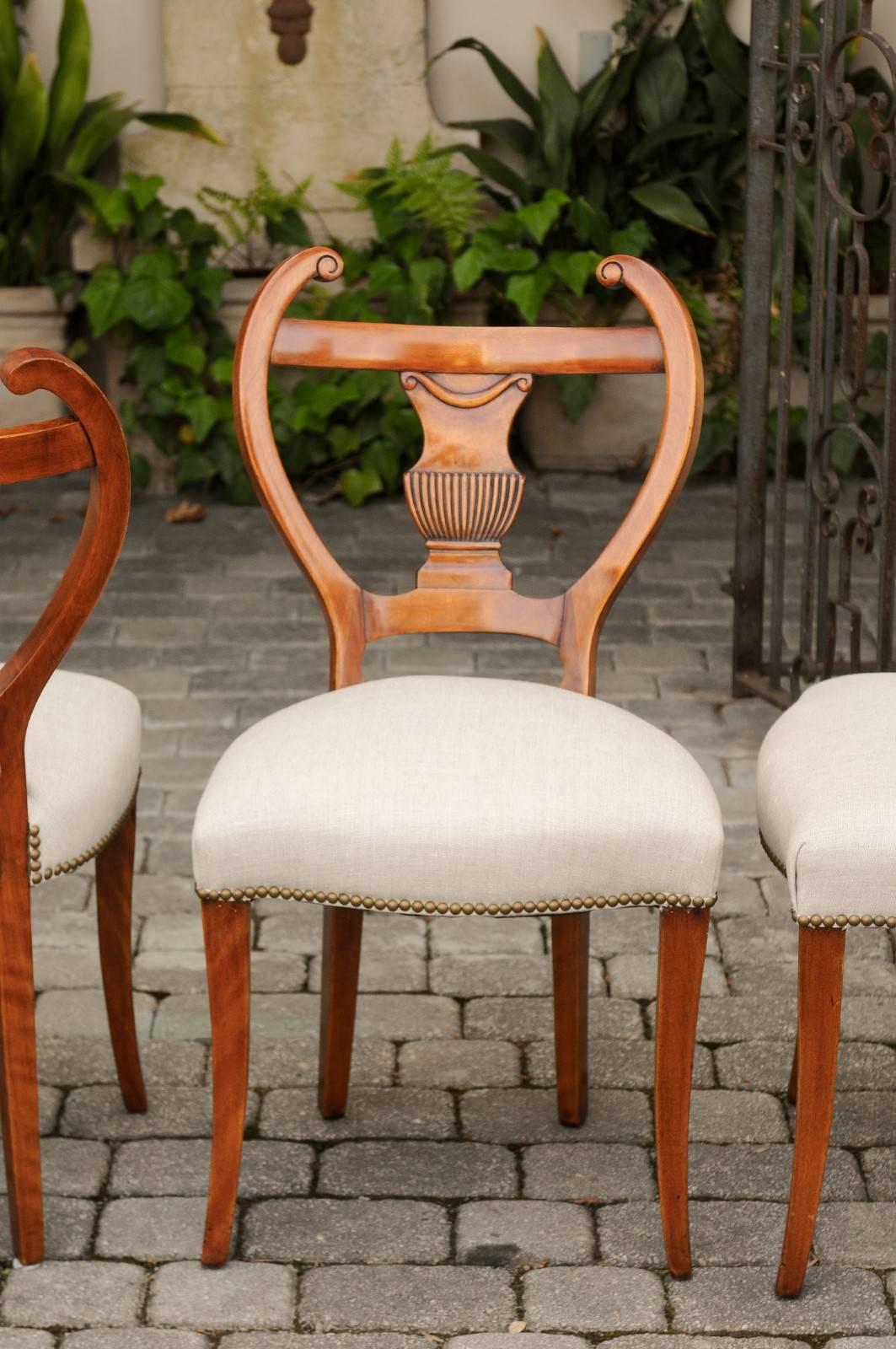 Sculpté Ensemble de quatre chaises d'appoint Biedermeier autrichiennes à dossiers en forme de lyre, vers 1850 en vente