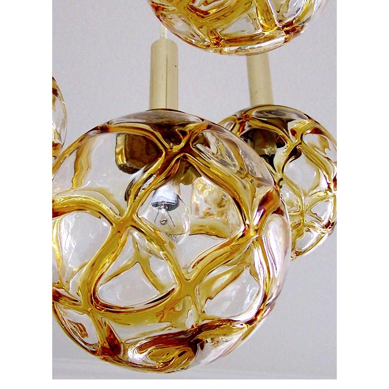 Wunderschönes Set aus vier mundgeblasenen, strukturierten Glaskugeln und Messing-Pendelleuchten.
Österreich, 1960er Jahre.
Glaskugeln: 3 x T: 6,3 Zoll; 1 x T: 7,9 Zoll.

  