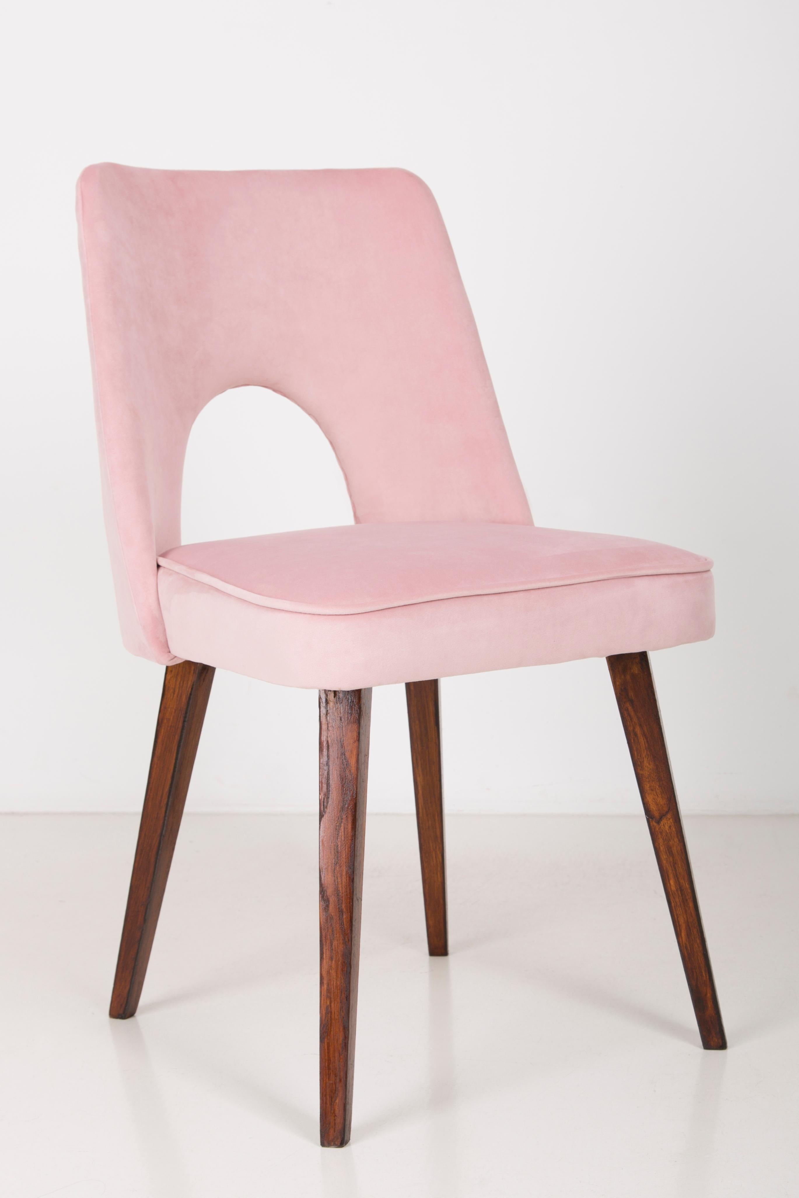 Satz von vier 'Muschel'-Stühlen aus rosa Samt:: 1960er Jahre (Polnisch) im Angebot