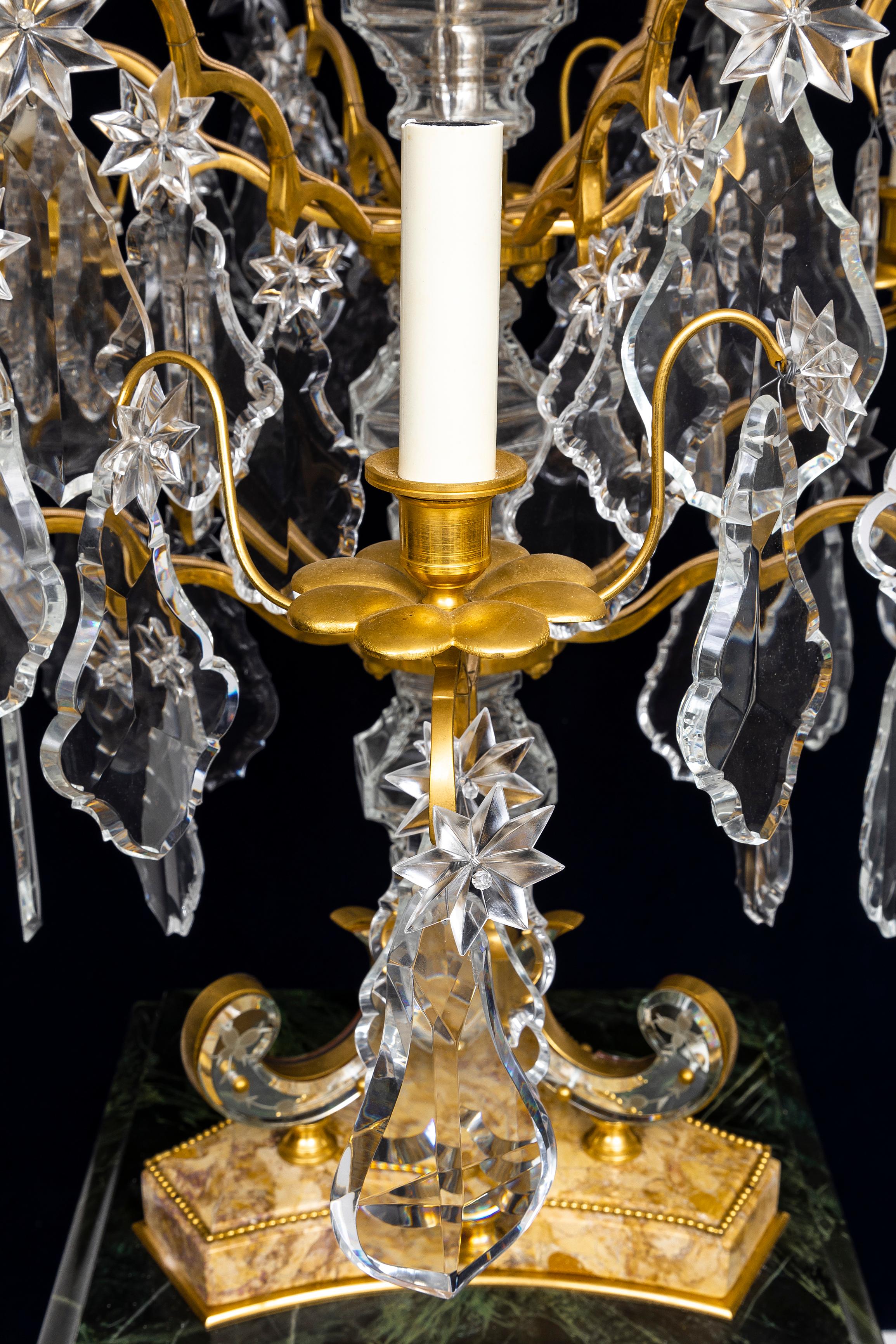 Deux paires de girandoles en cristal sur piédestaux attribuées à la Maison Jansen Paris en vente 3
