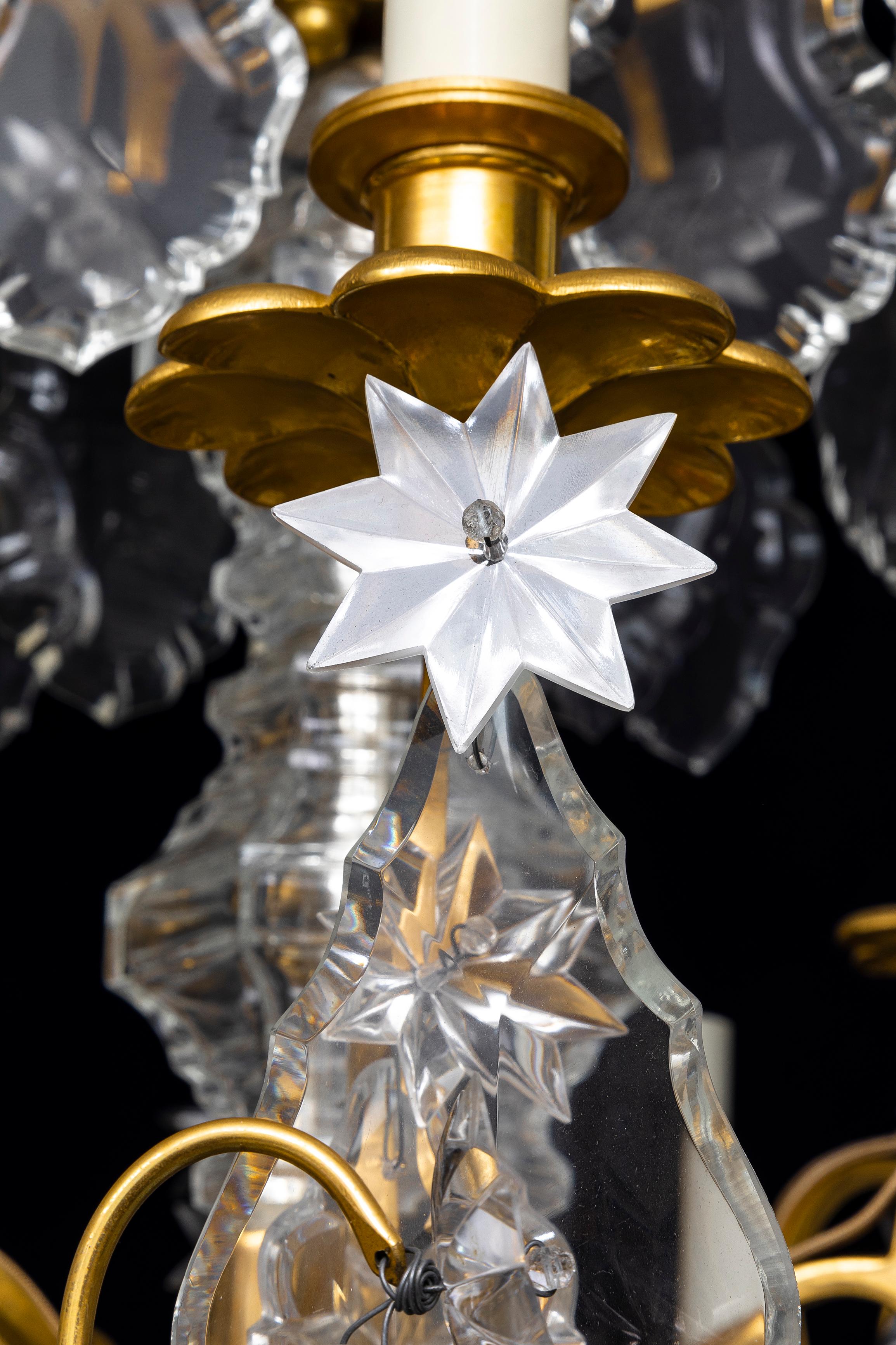 Deux paires de girandoles en cristal sur piédestaux attribuées à la Maison Jansen Paris en vente 6