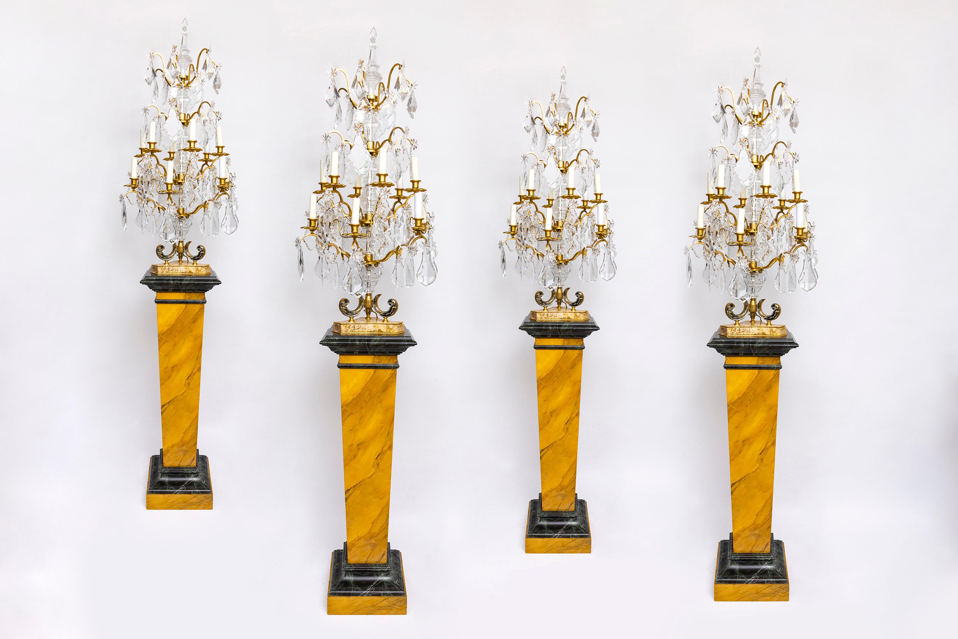 Louis XVI Deux paires de girandoles en cristal sur piédestaux attribuées à la Maison Jansen Paris en vente