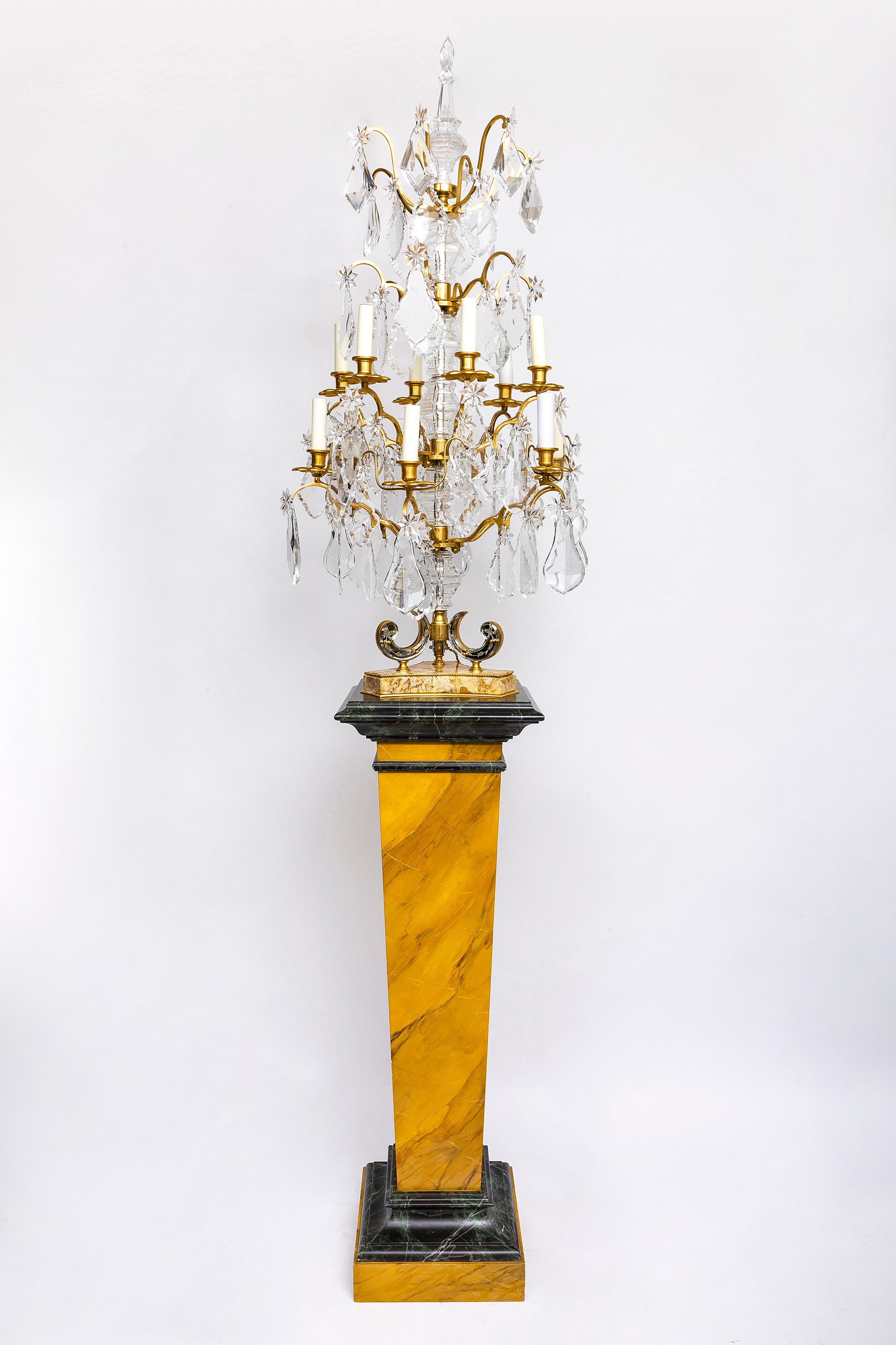 Deux paires de girandoles en cristal sur piédestaux attribuées à la Maison Jansen Paris Bon état - En vente à New York, NY