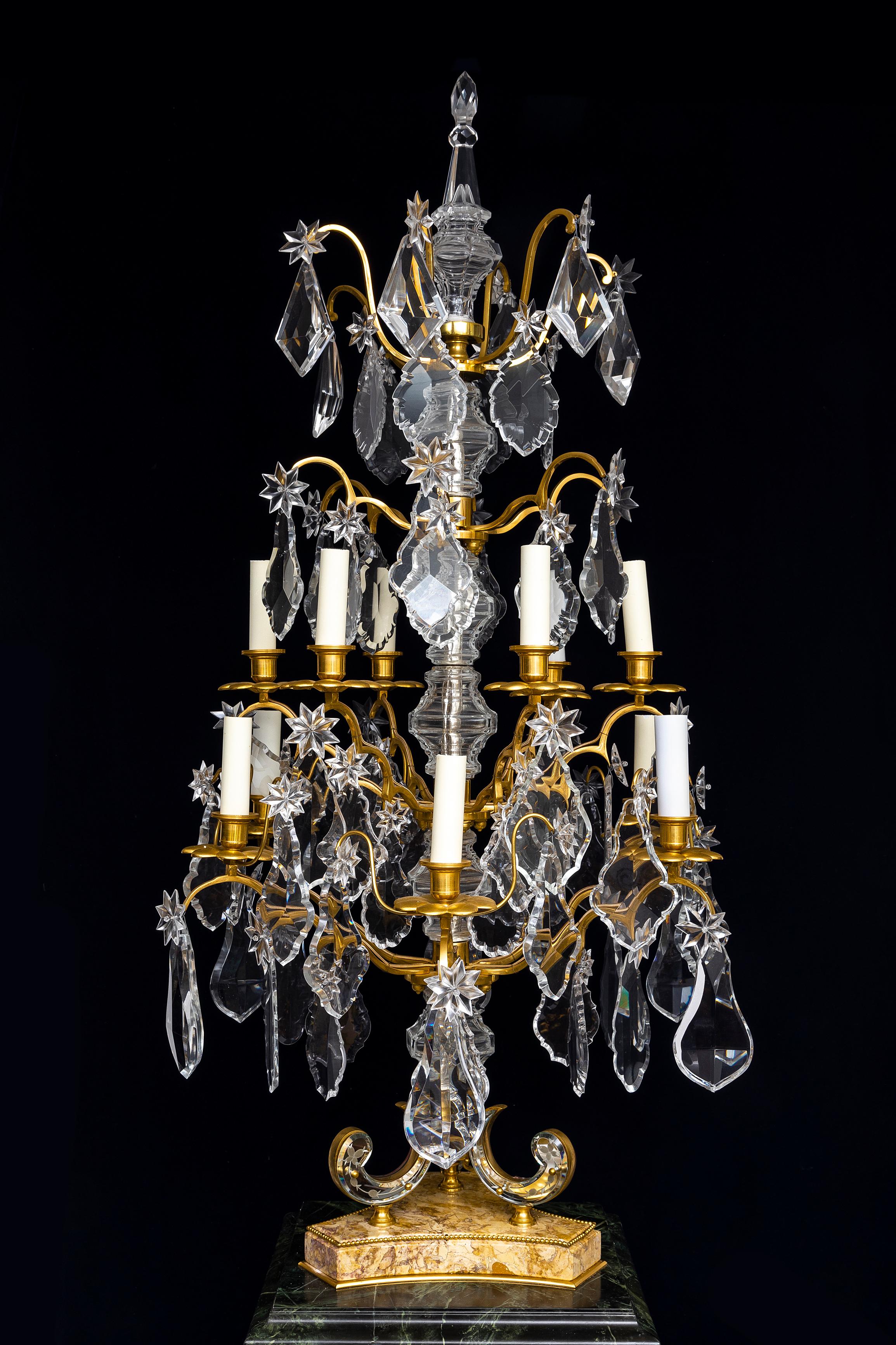 Début du 20ème siècle Deux paires de girandoles en cristal sur piédestaux attribuées à la Maison Jansen Paris en vente