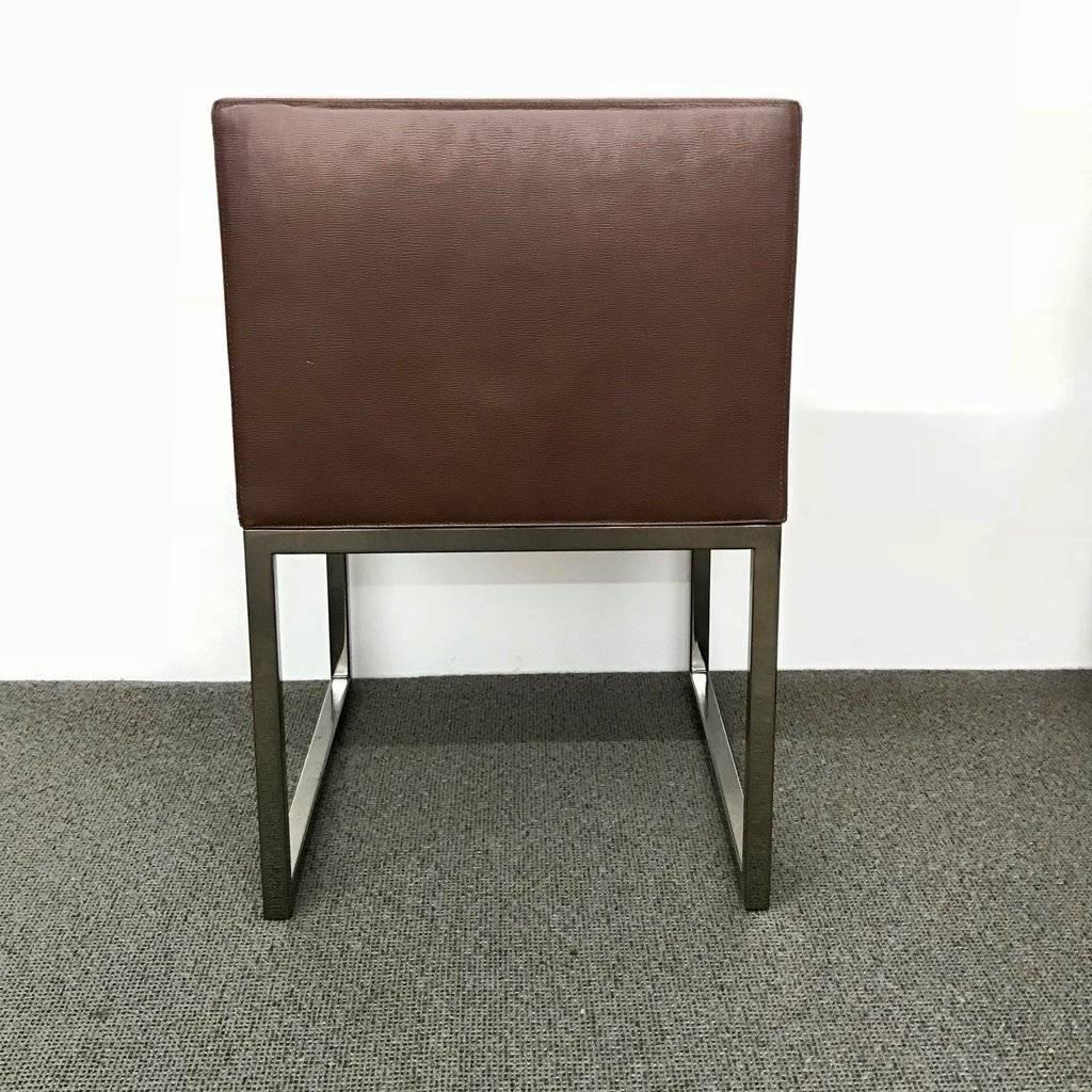 La chaise sac de Rodolfo Dordoni pour Minotti a une structure métallique avec des sangles élastiques tissées et une mousse de polyuréthane multi-densité. Le cadre a une finition bronzée. Les chaises sont recouvertes de cuir brun.