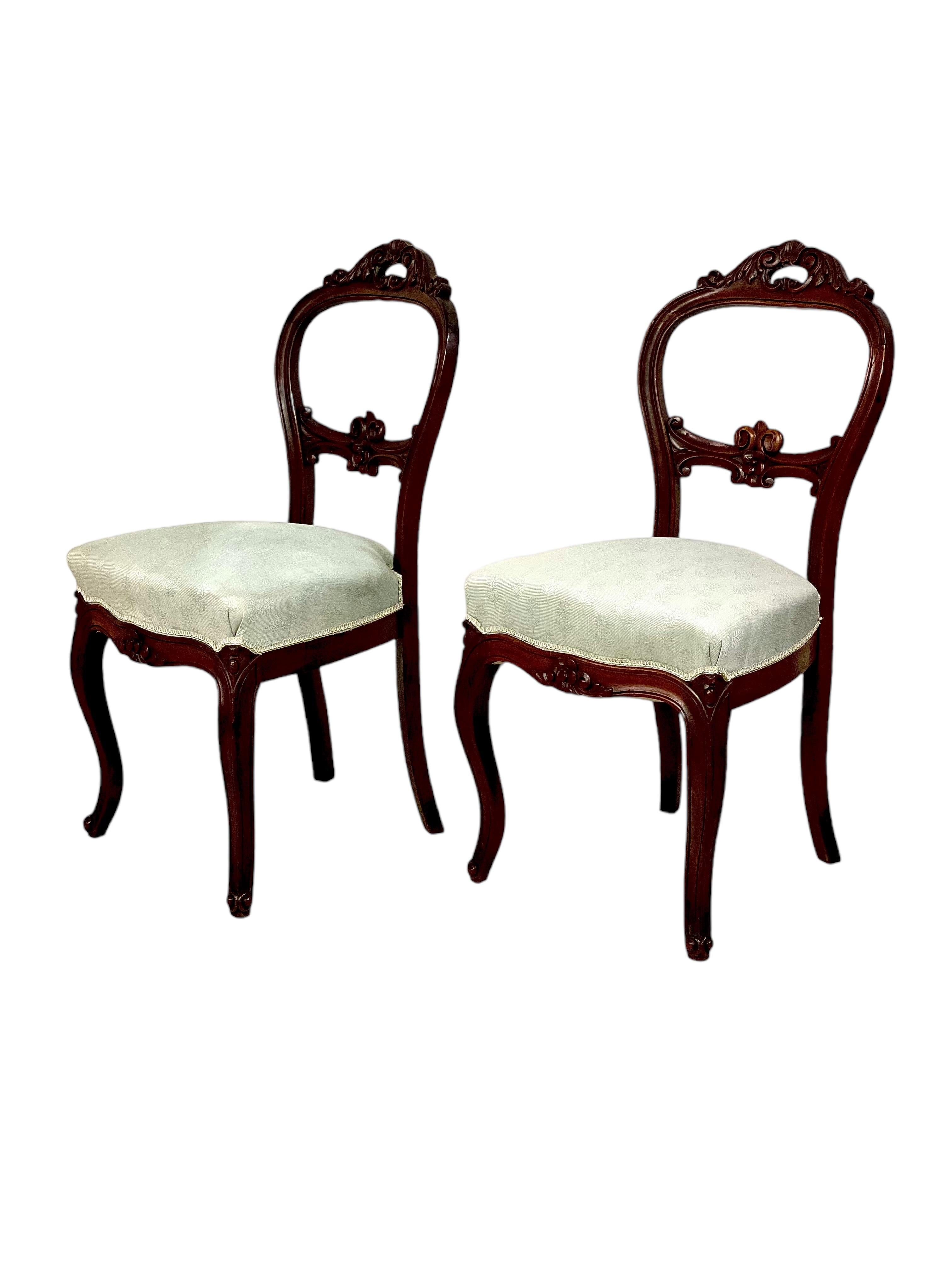 Set of Four Balloon-Back Napoleon III Dining Chairs For Sale 4