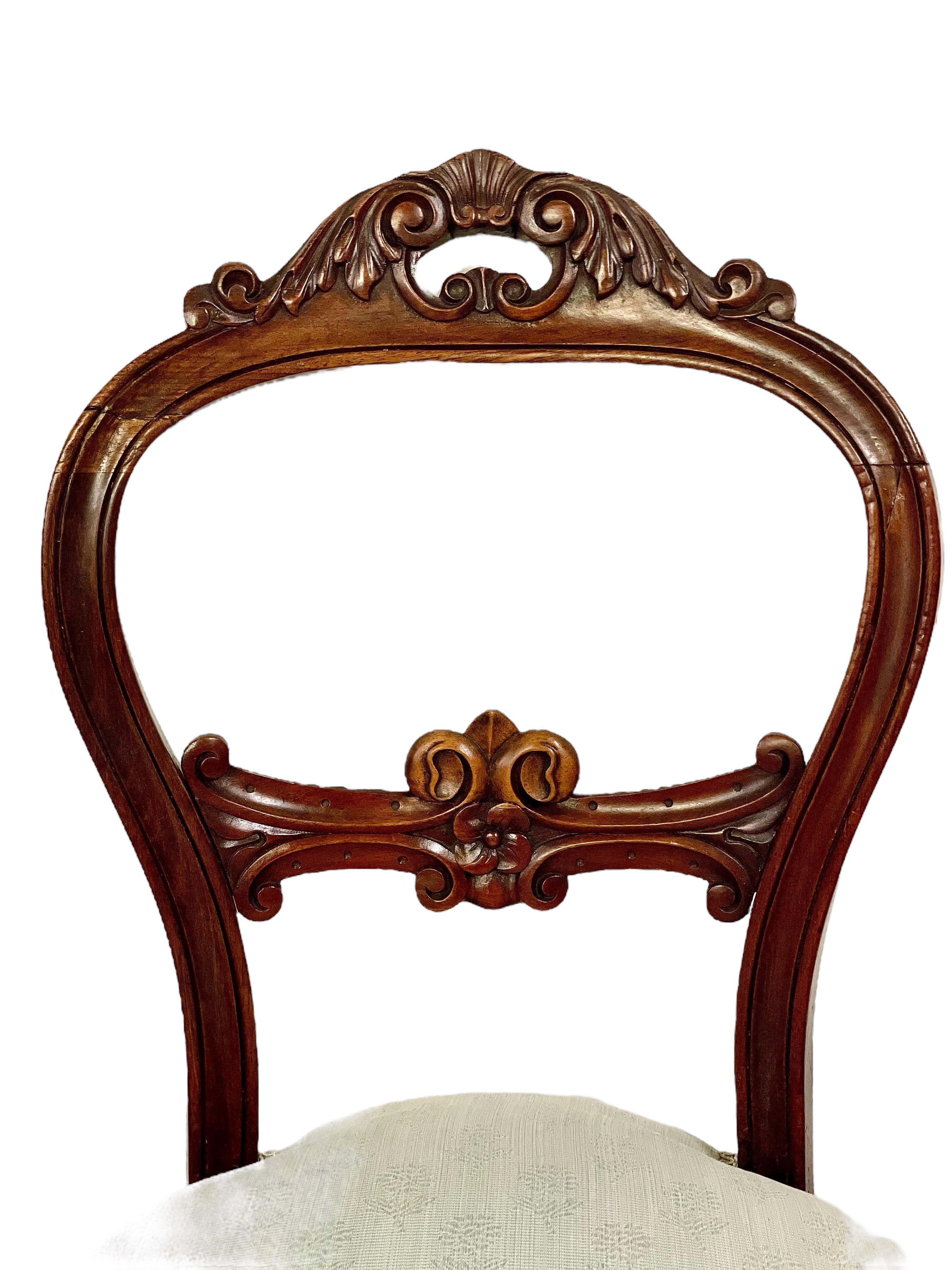 Ein schöner Satz von vier antiken französischen Esszimmerstühlen mit Ballonrücken aus der Zeit Napoleons III. Bequem und elegant zugleich, ist jeder Stuhl aus feinstem Mahagoni geschnitzt, mit Akanthus-Rollen an der oberen Schiene und einer