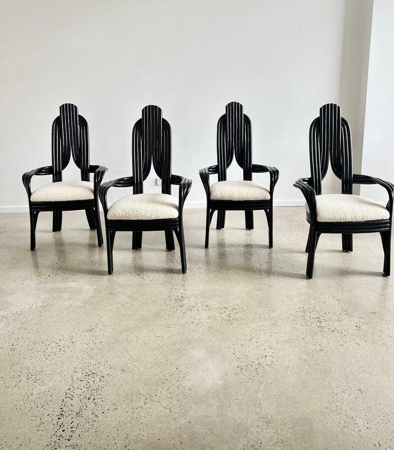 Un set unico di quattro scultoree e comode sedie da pranzo in bambù laccato nero, con sedute rivestite in pelle di pecora.