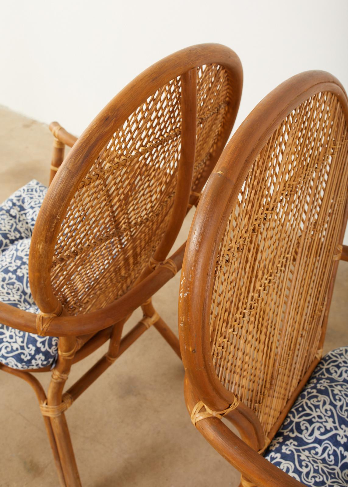 Ensemble de quatre fauteuils de salle à manger en bambou, rotin et paon en vente 3