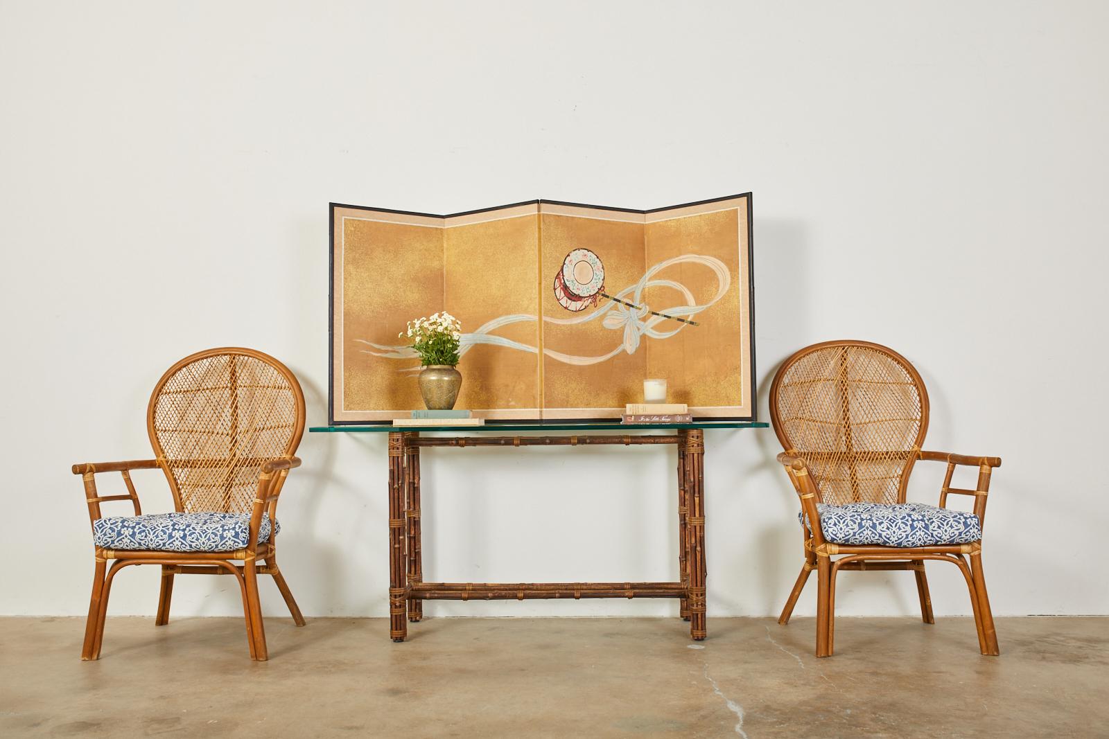 Ensemble de quatre fauteuils de salle à manger à dossier en paon ou en éventail, de style Hollywood Florida Regency, datant du milieu du siècle dernier. Les chaises sont dotées d'un dossier en forme de ballon avec un motif de treillis ouvert. Les