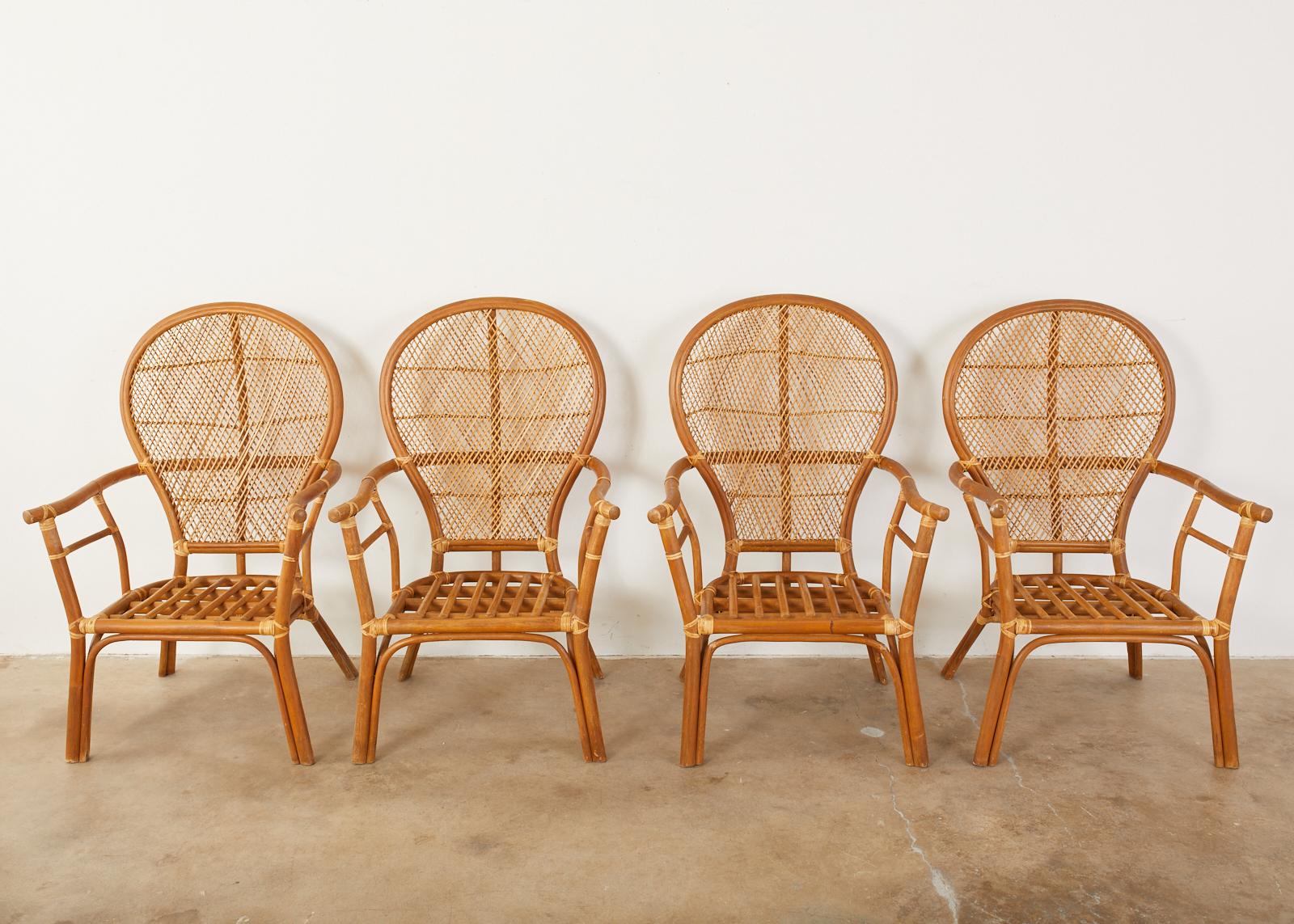 Fait main Ensemble de quatre fauteuils de salle à manger en bambou, rotin et paon en vente