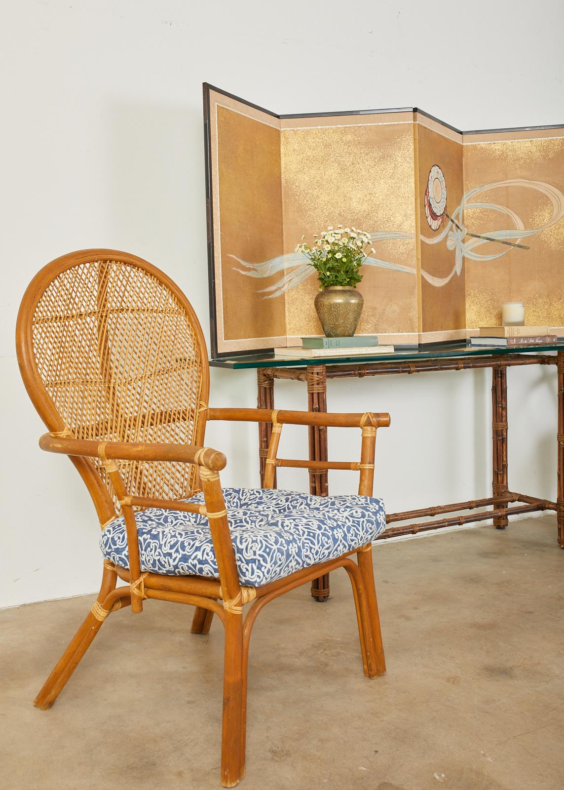 Ensemble de quatre fauteuils de salle à manger en bambou, rotin et paon Bon état - En vente à Rio Vista, CA