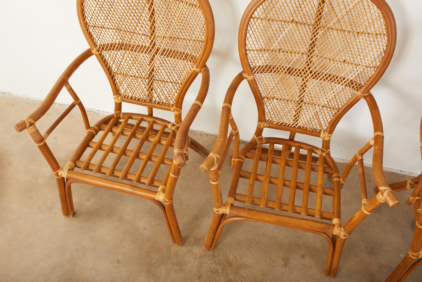 20ième siècle Ensemble de quatre fauteuils de salle à manger en bambou, rotin et paon en vente