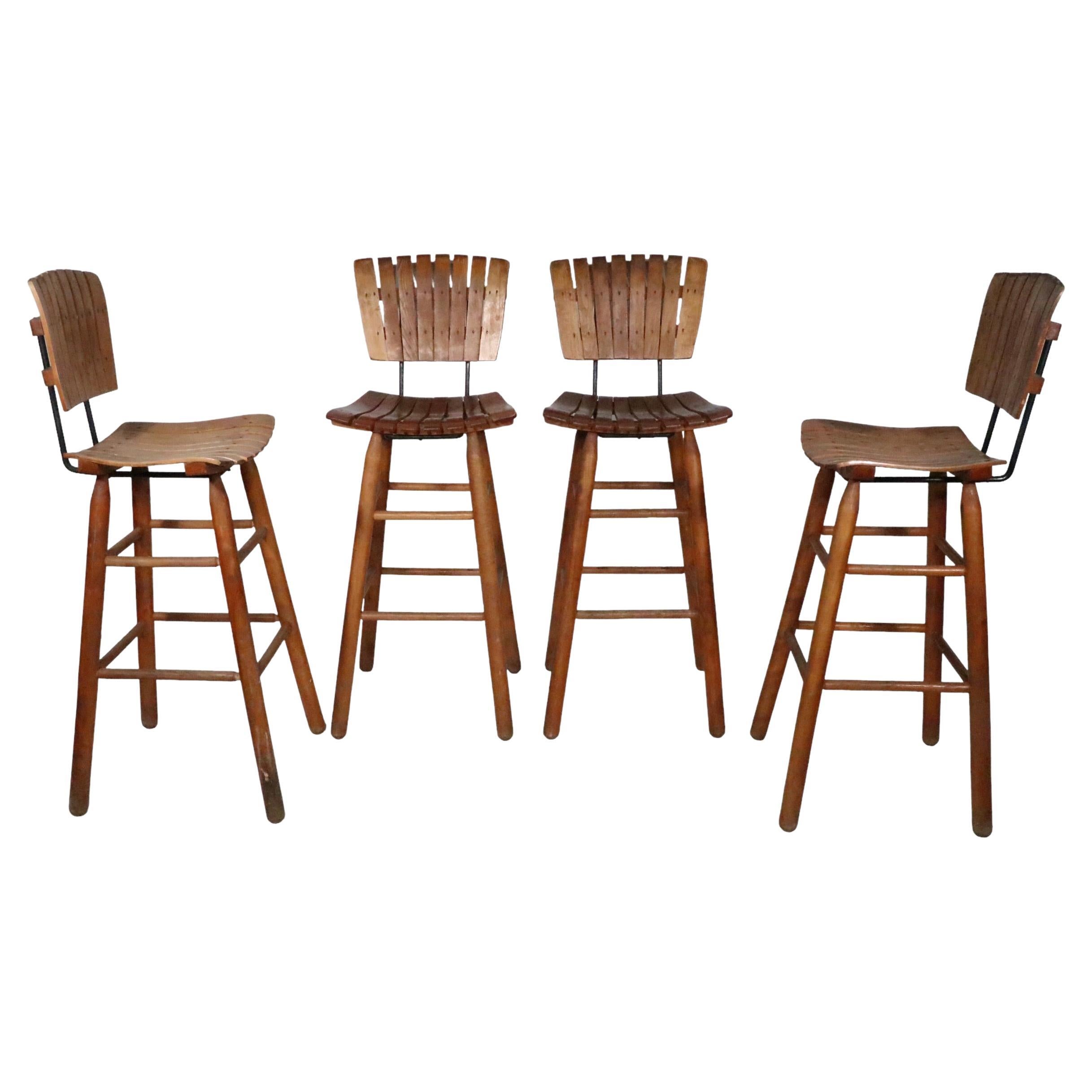 Ensemble de quatre tabourets à lattes en bois de hauteur de bar par Arthur Umanoff  en vente