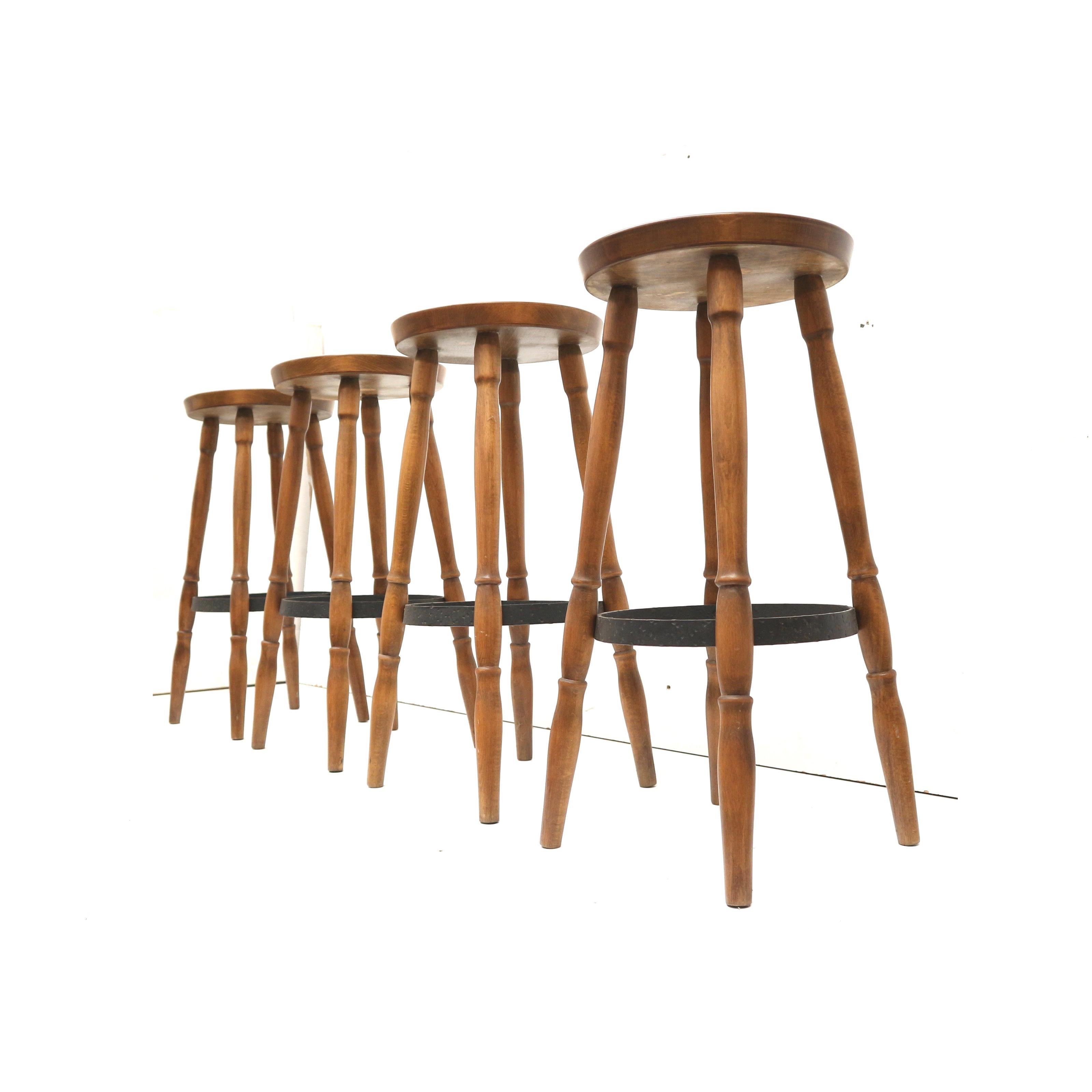Conjunto de cuatro taburetes de bar fabricados en la década de 1970.

Dimensiones:
Diámetro: 34,5 cm
Altura: 74.5 cm

Las heces presentan huellas de uso adecuadas a su edad.