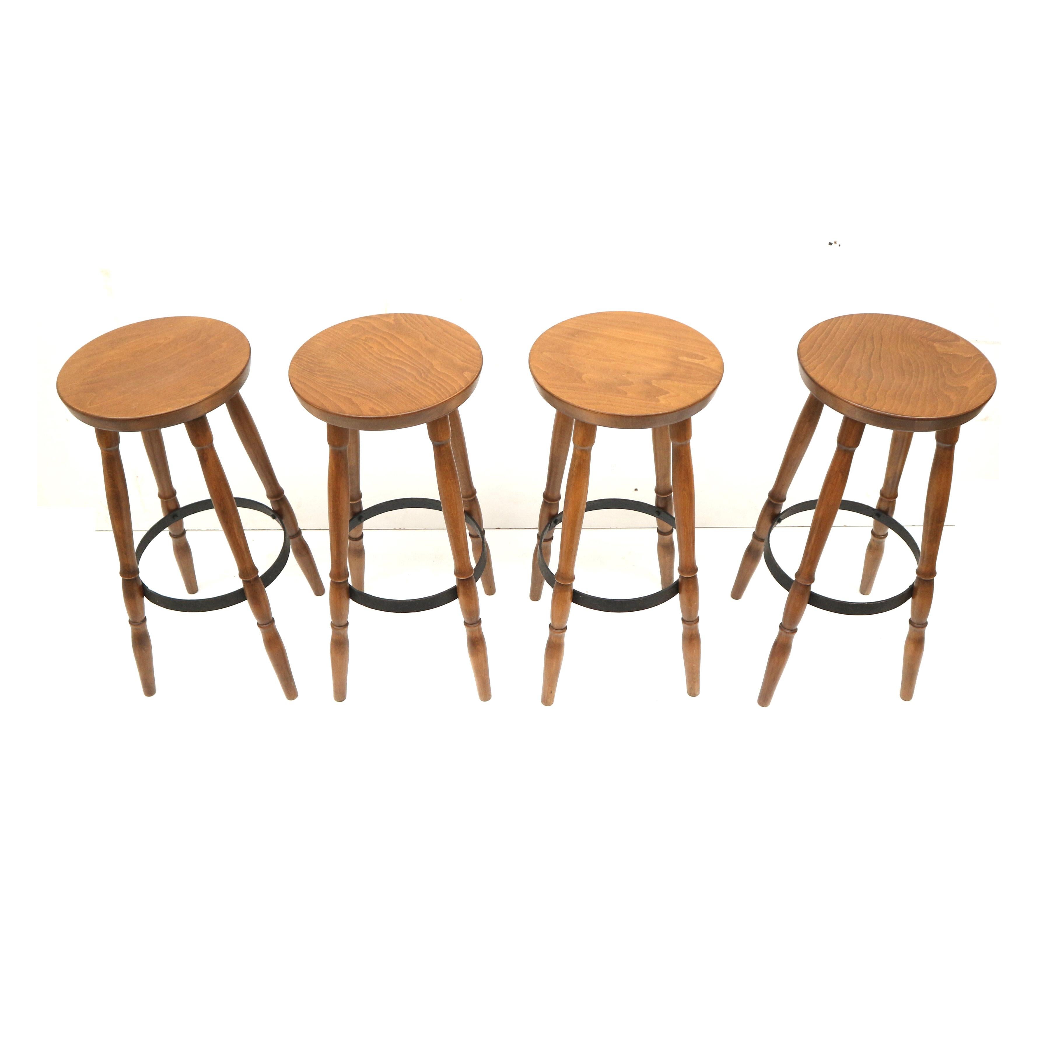 Conjunto de cuatro taburetes de bar fabricados en los años 70 Moderno de mediados de siglo en venta