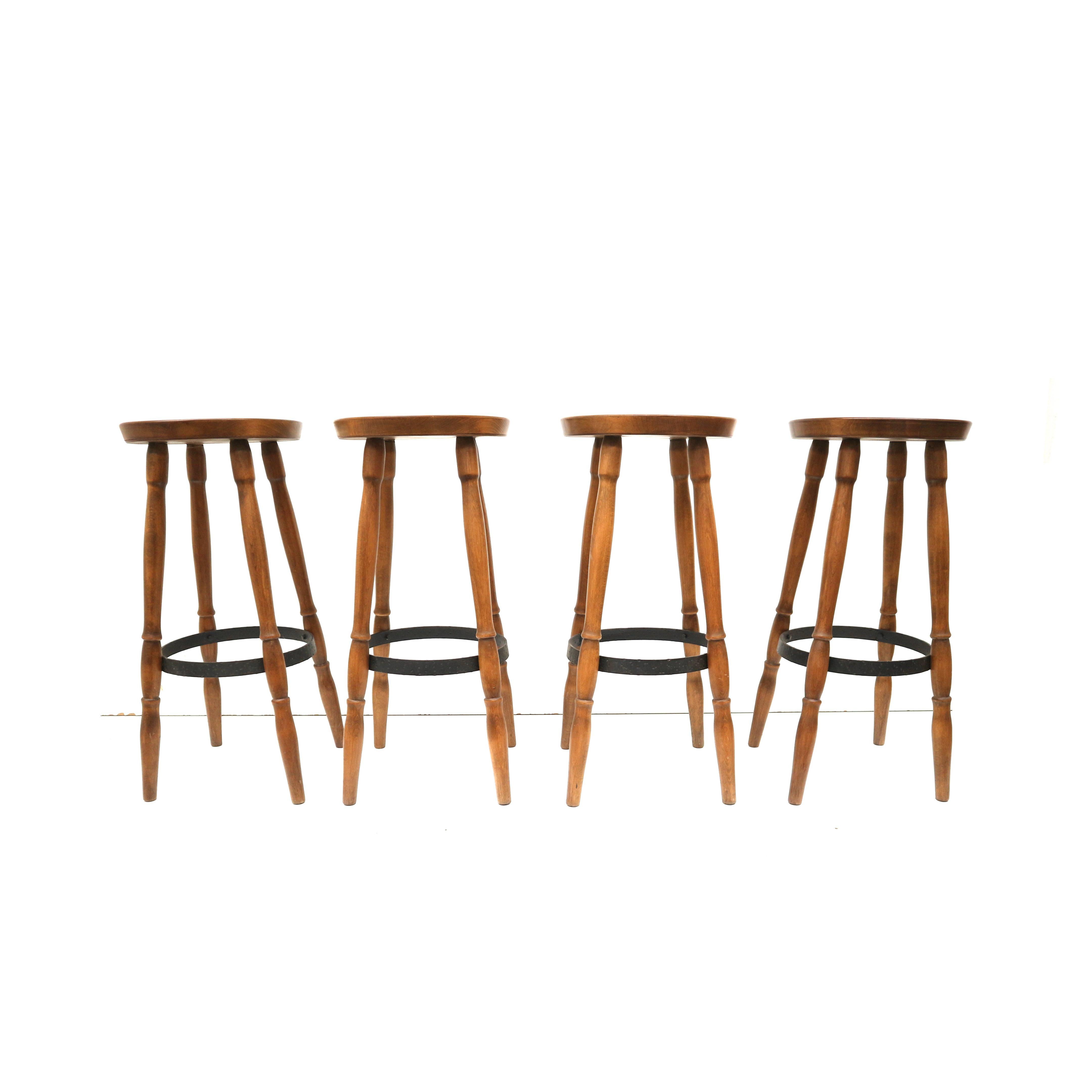Conjunto de cuatro taburetes de bar fabricados en los años 70 en Bueno estado para la venta en Breda, NB