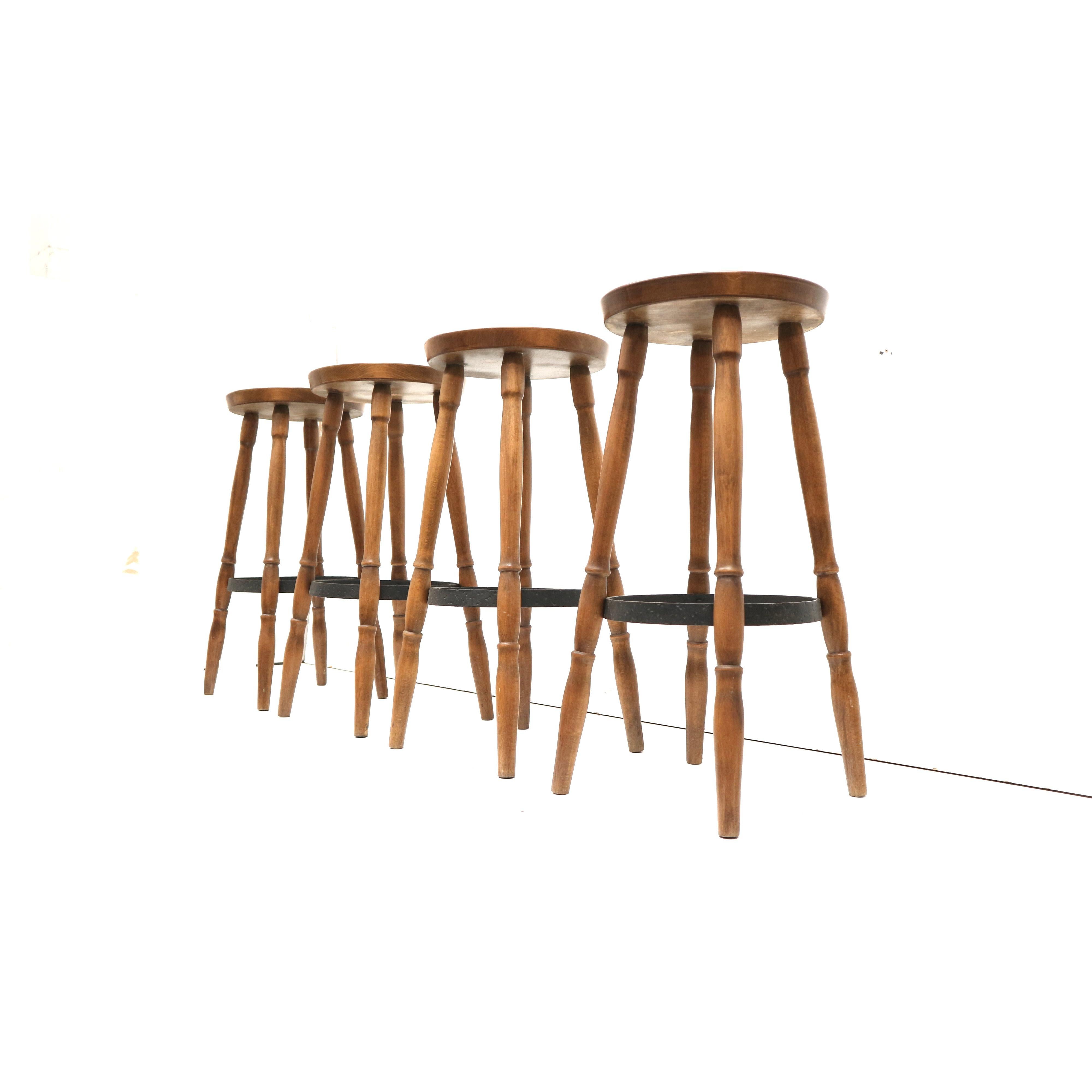 Conjunto de cuatro taburetes de bar fabricados en los años 70 finales del siglo XX en venta