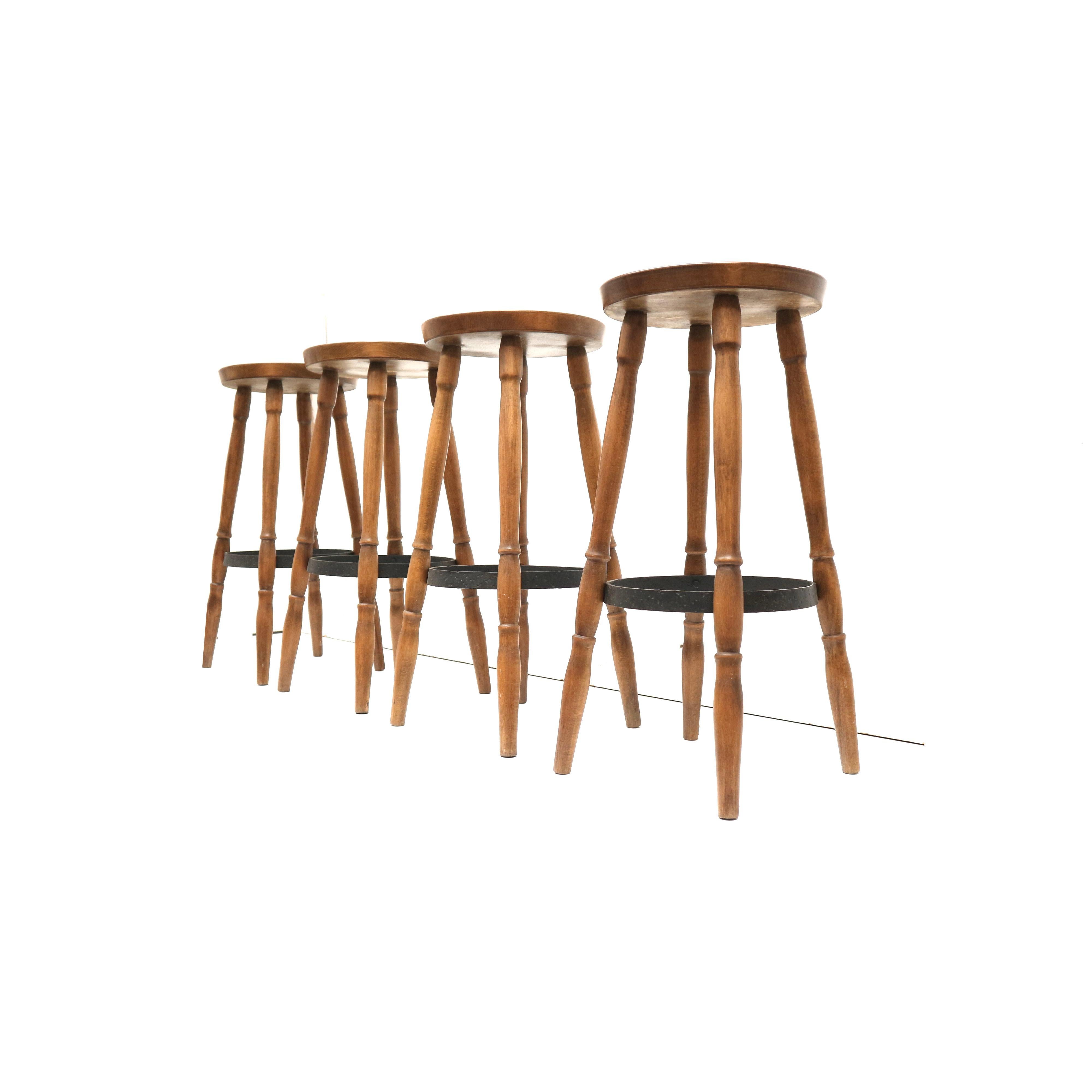 Conjunto de cuatro taburetes de bar fabricados en los años 70 Madera en venta