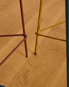 Ensemble de quatre tabourets de bar avec base en métal multicolore Attr à Pierre Jeanneret