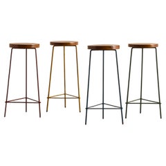 Ensemble de quatre tabourets de bar avec base en métal multicolore Attr à Pierre Jeanneret
