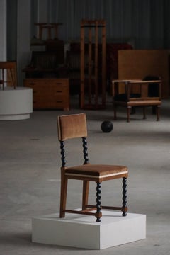 Satz von vier Stühlen im Barockstil, neu gepolstert mit braunem Samt, schwedische Anmut