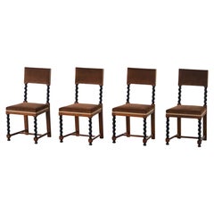 Satz von vier Stühlen im Barockstil, neu gepolstert mit braunem Samt, schwedische Anmut