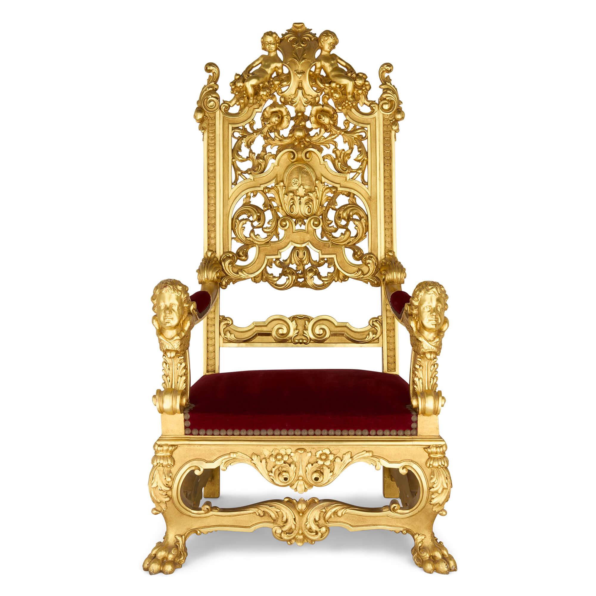 Set di quattro poltrone da trono in stile barocco in legno dorato intagliato e velluto
Italiano, XX secolo 
Altezza 170cm, larghezza 93cm, profondità 73cm

Questo magnifico set di quattro poltrone da trono è stato realizzato in Italia nel corso del