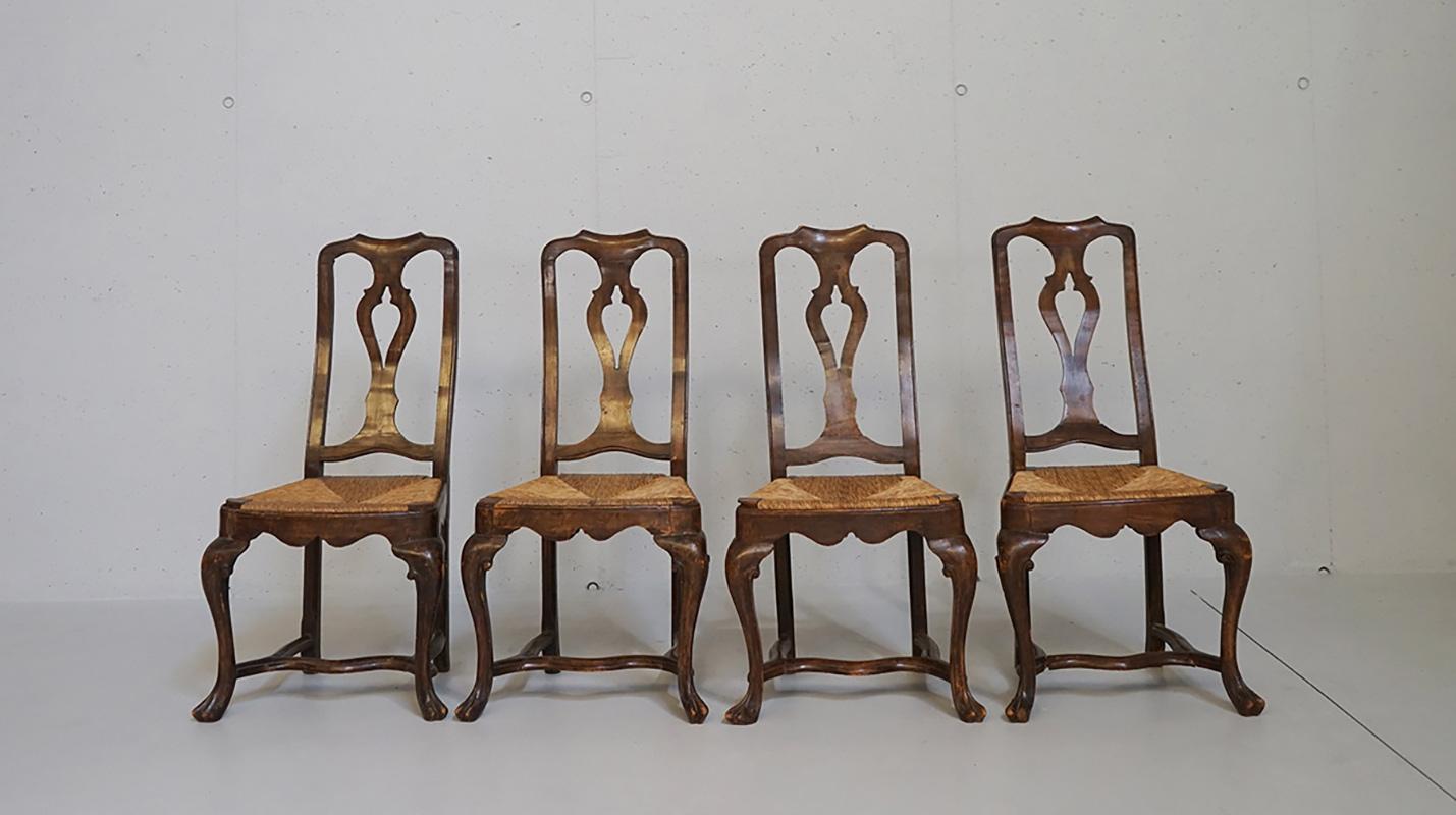 Set von vier Stühlen im barocken Stil (spätes fünfzehntes Jahrhundert), in den späten 1800 gemacht. Charakteristisch für diesen Stil sind die geschwungenen Linien, die harmonischen Kurven und das Streben nach Komfort, das für diese Zeit typisch ist.