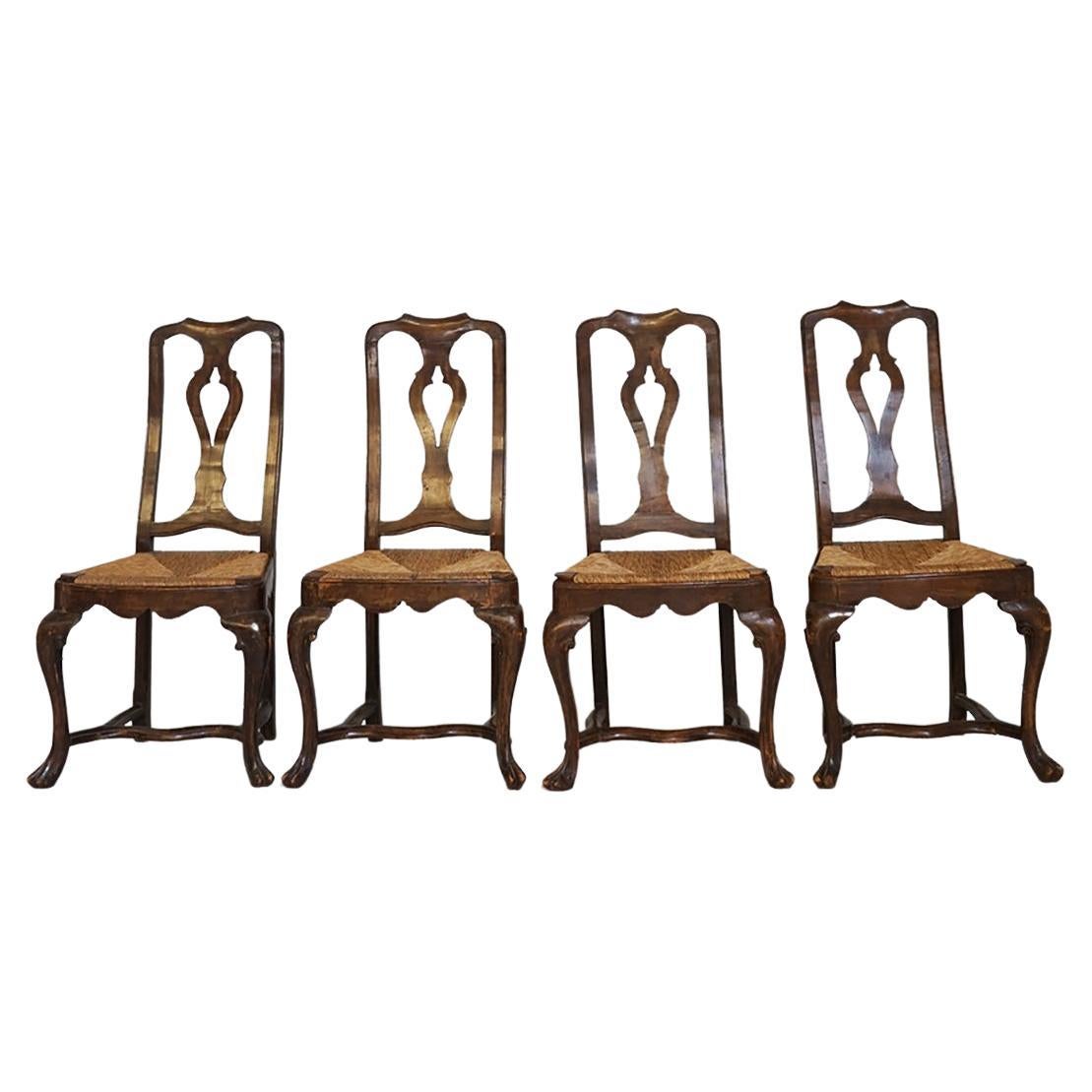 Ensemble de quatre chaises de style baroque 
