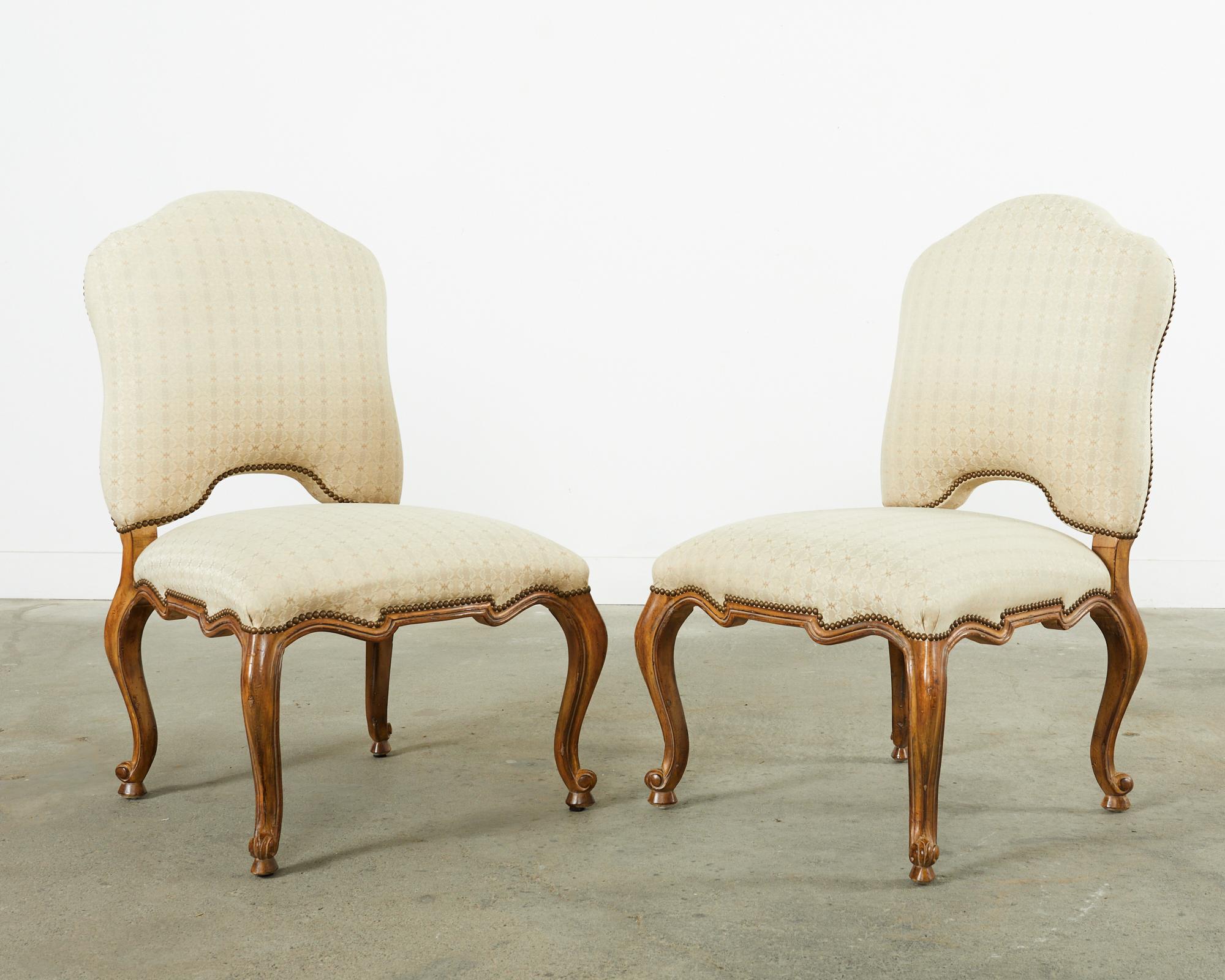 Bois de feuillus Ensemble de quatre chaises de salle à manger de style baroque par Kreiss Collection en vente
