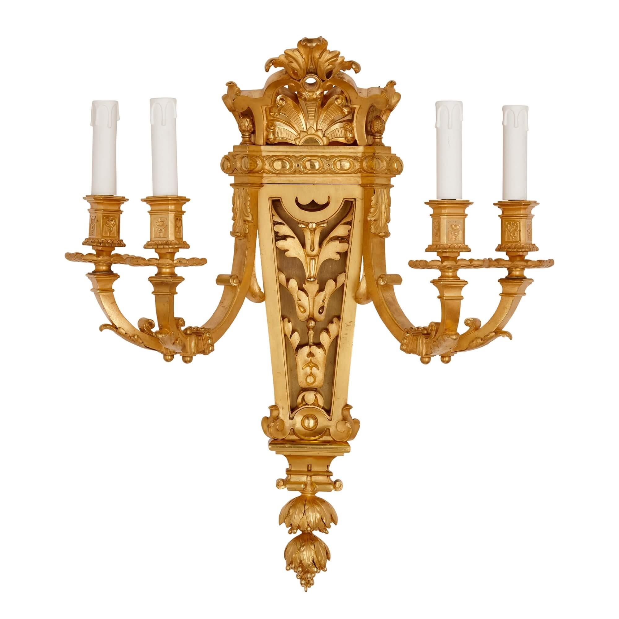 Ensemble de quatre appliques de style baroque en bronze doré par Picard
Français, 19e siècle
Mesures : Hauteur 64cm, largeur 53cm, profondeur 27cm

Par Picard, Henri (Français, vers 1831-1864), et chacune avec quatre branches légères, qui sont