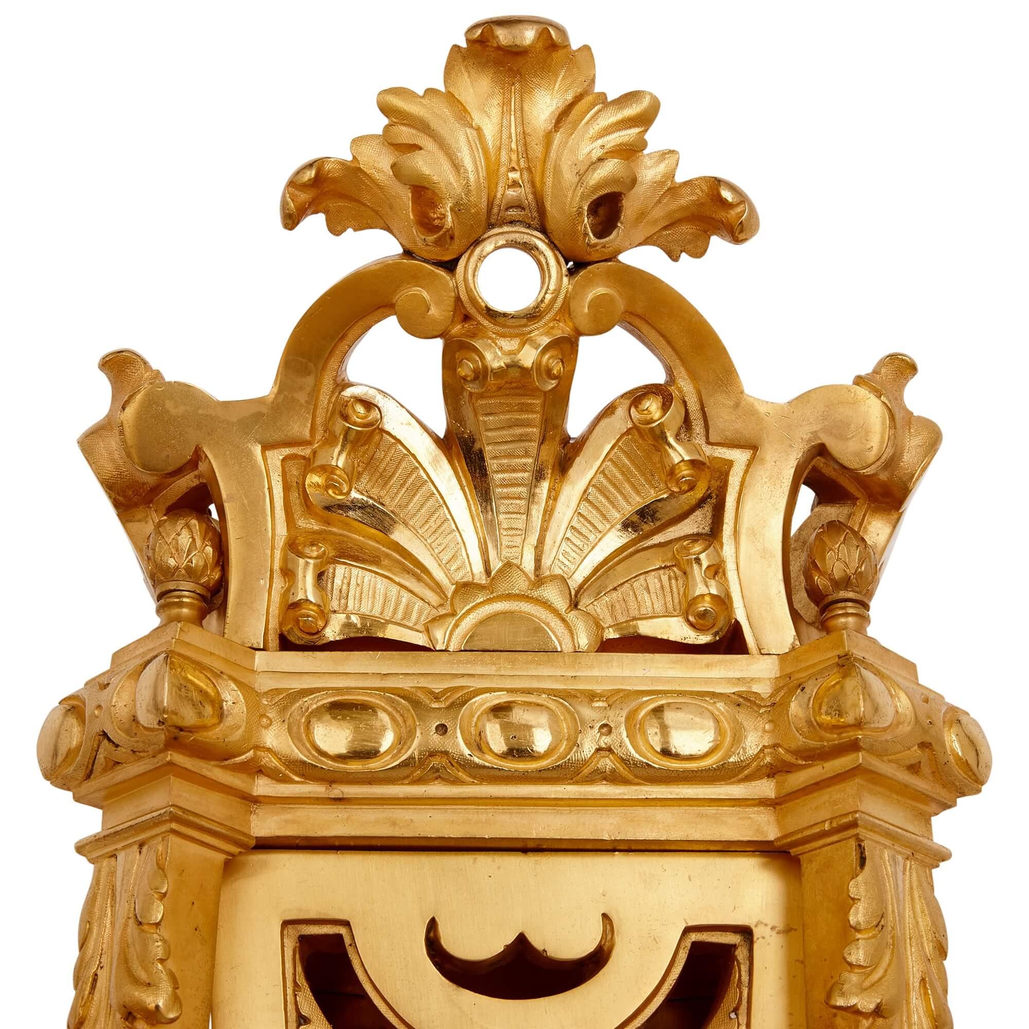 Français Ensemble de quatre lampes murales en bronze doré de style baroque par Picard en vente